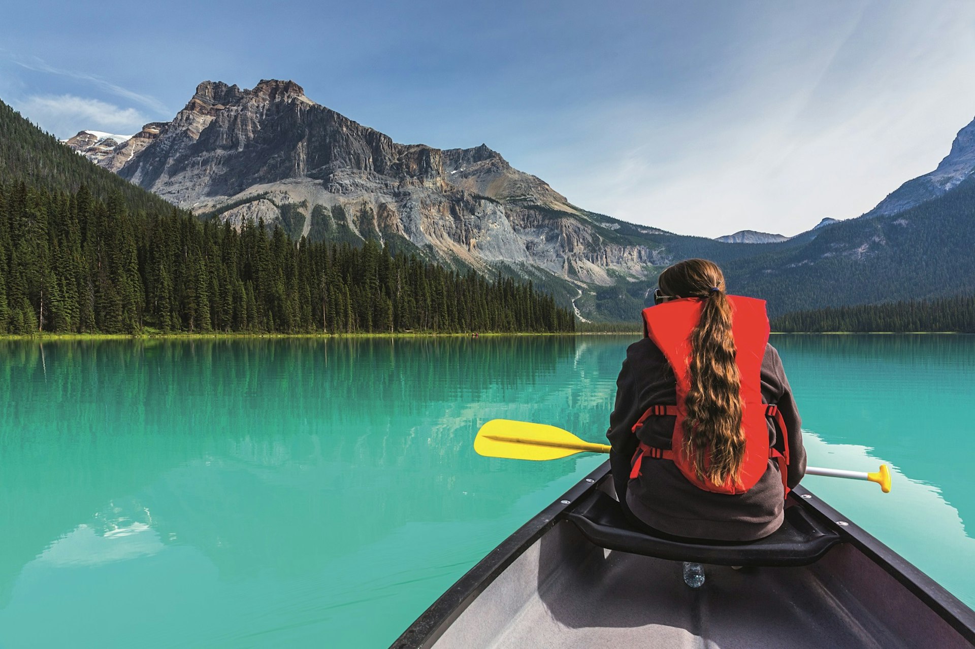 Canoeing on Emerald Lake in summer at the Yoho National Park © R.Classen / Shutterstock