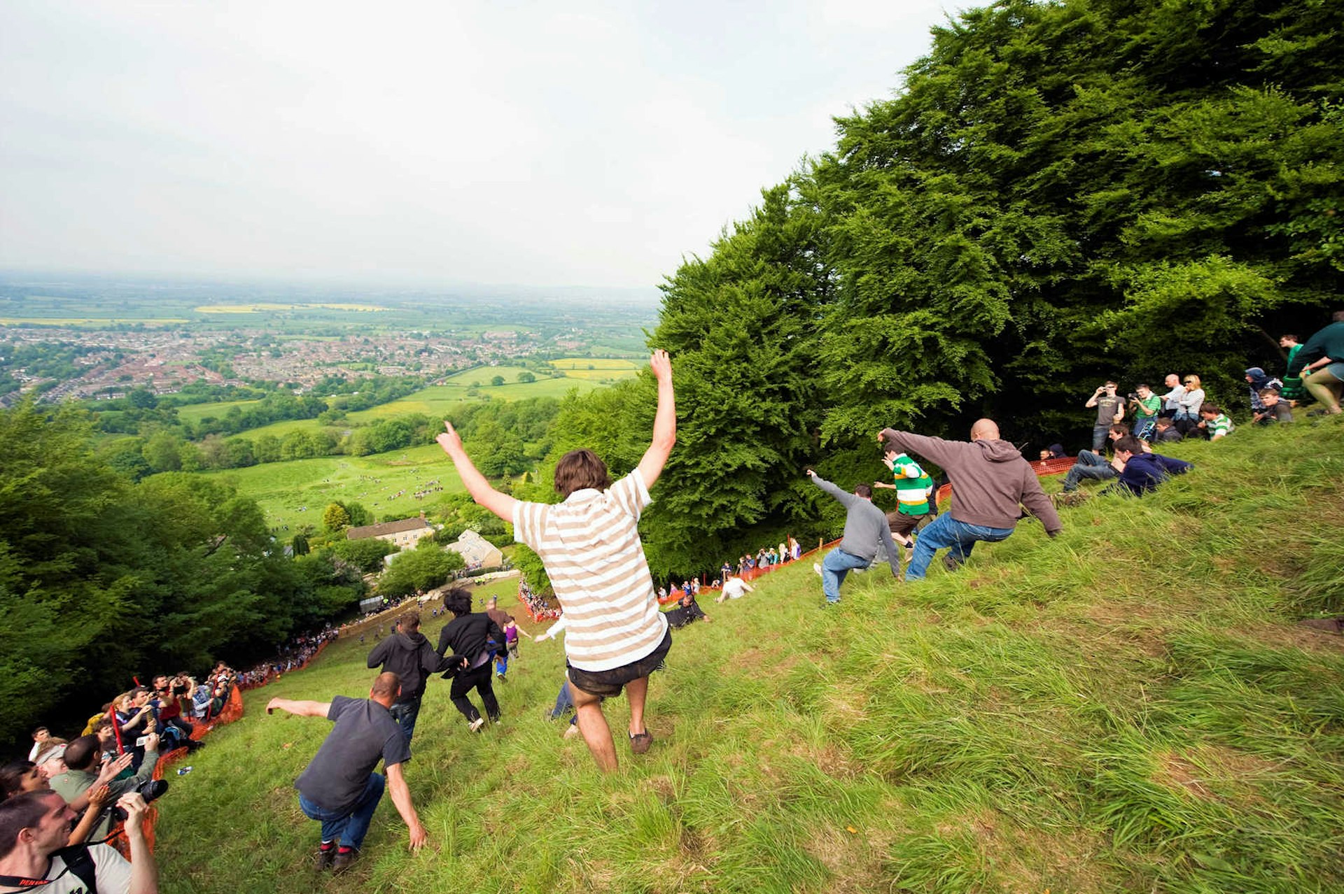 Chasing a cheese down a hill is taking very seriously in © Christian Kober / Getty Images