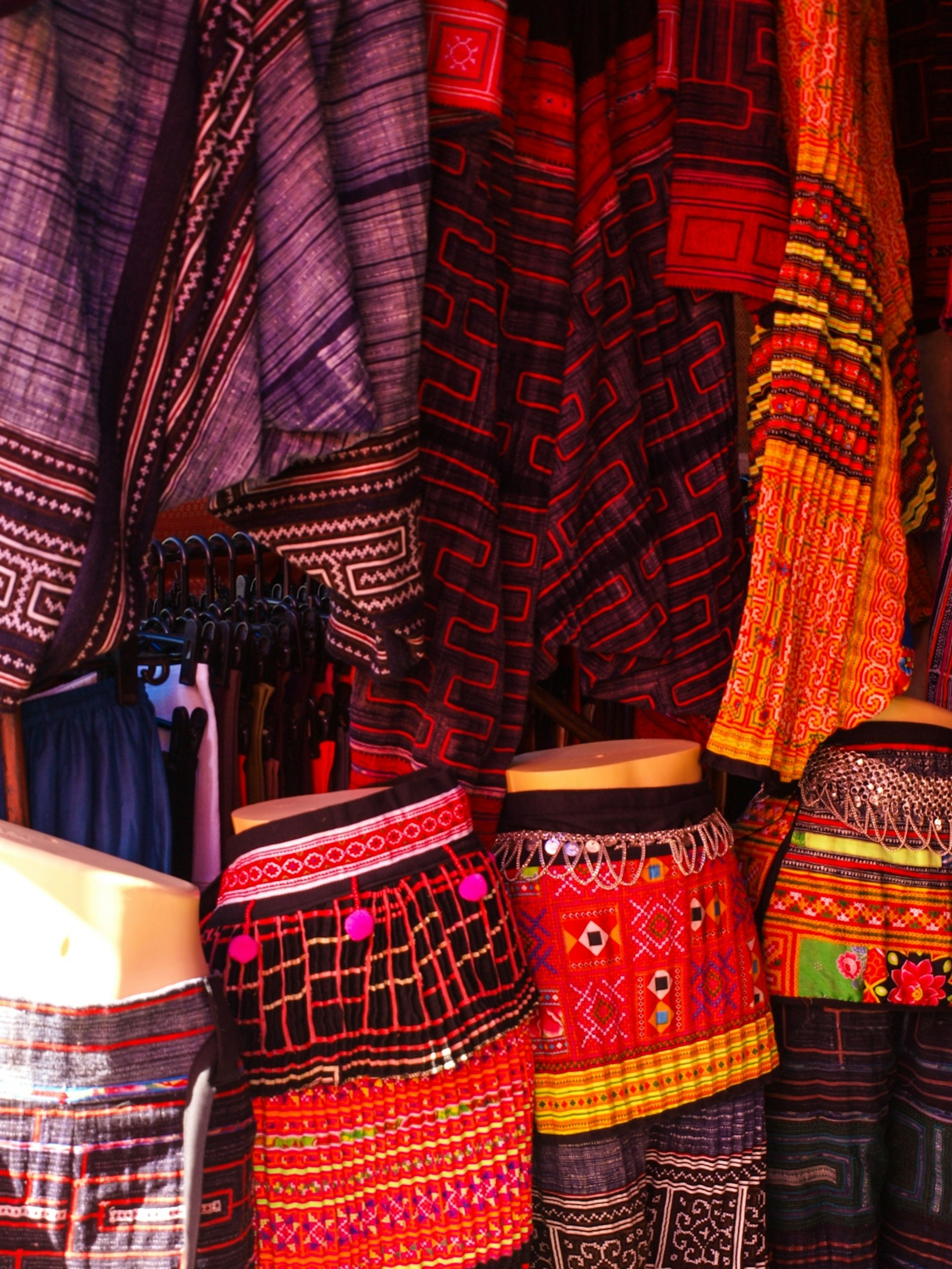 Colourful textiles handmade by Thai hill tribe members on display at a markets in Chiang Mai © gururugu / Getty Images