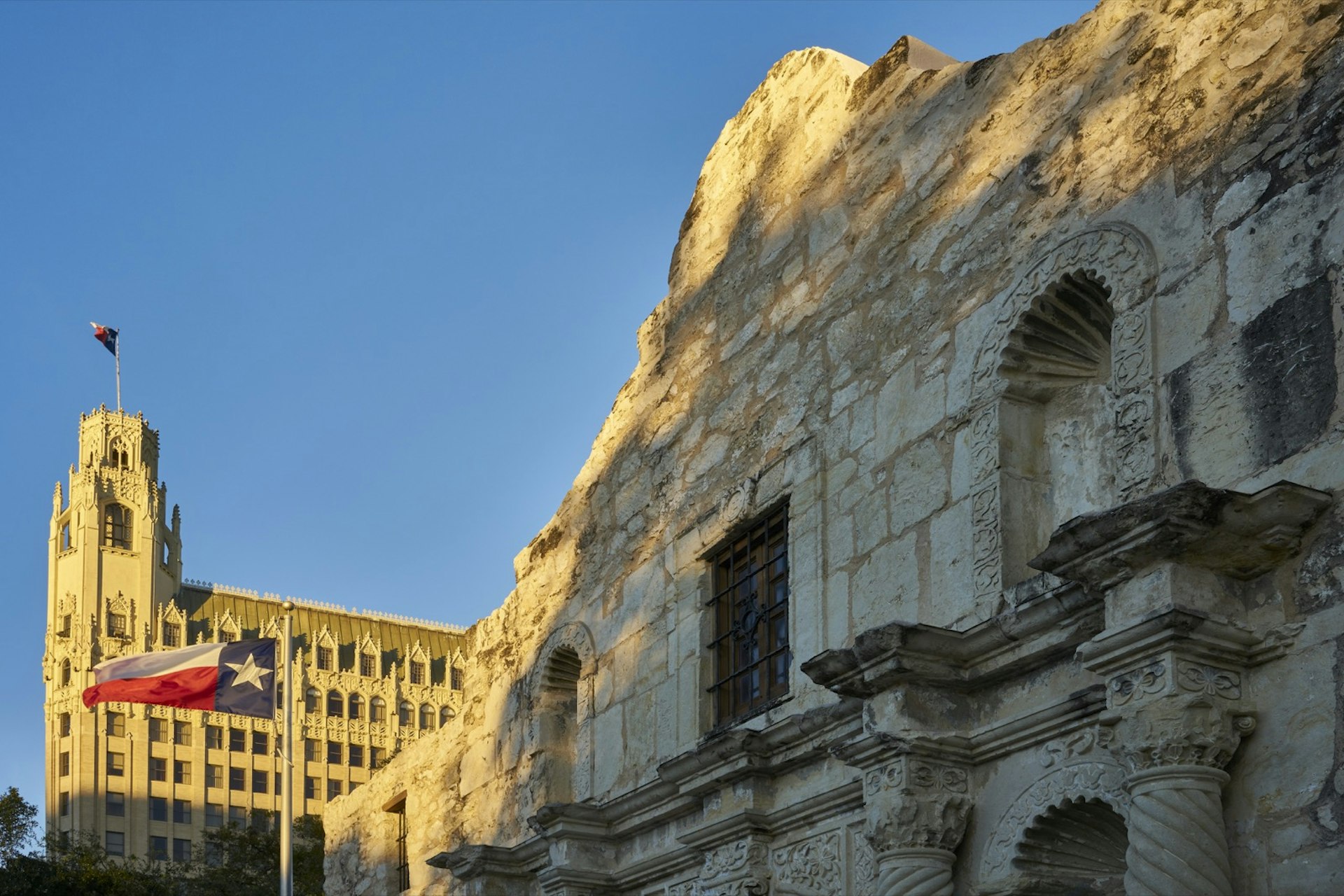 The sun sets on the Alamo and the Emily Morgan Hotel in San Antonio © Erik Pronske Photography / Getty Images