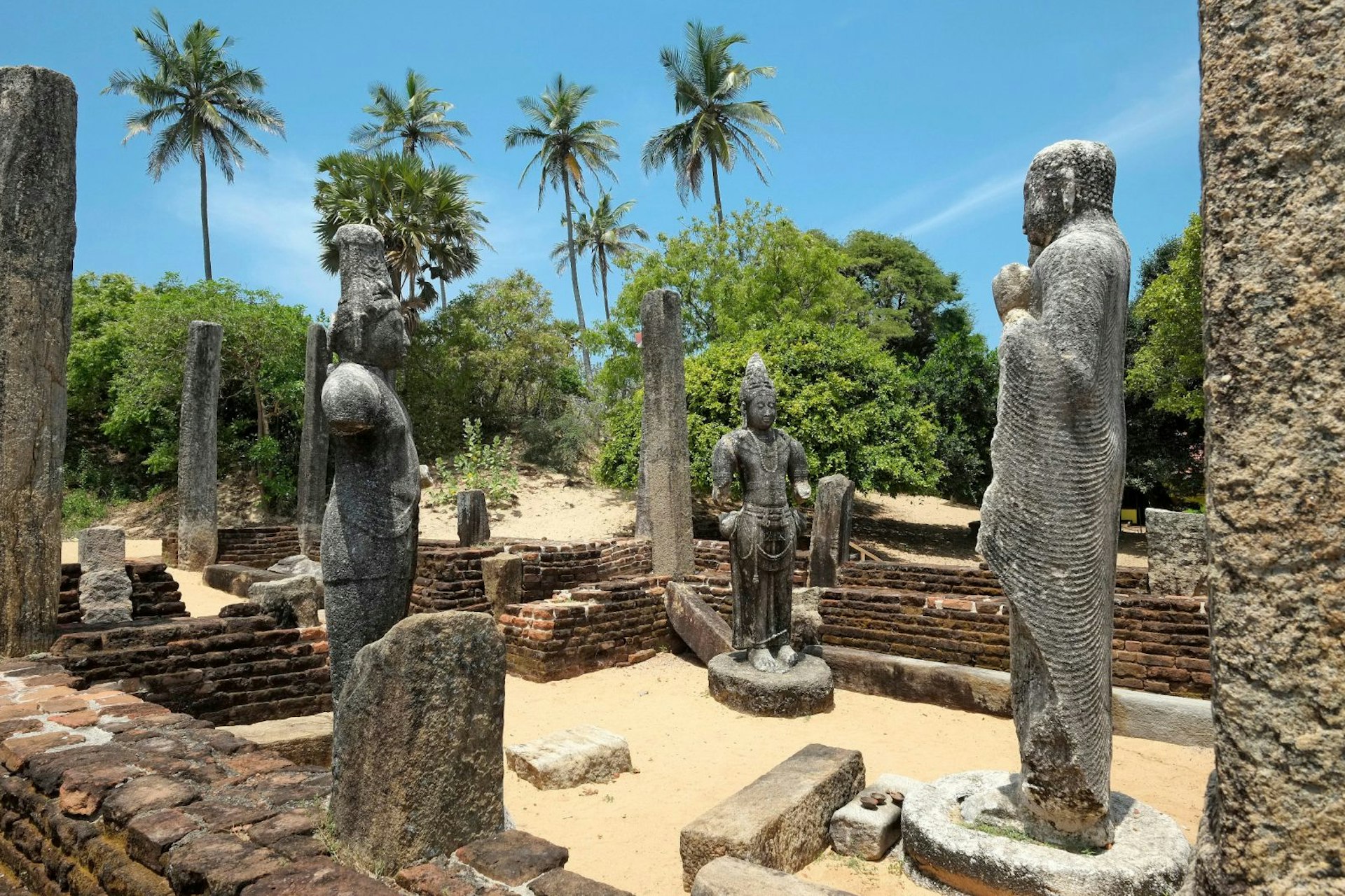 Buddhist ruins at Pottuvil's Mudu Maha Vihara © Schroeder Alain / hemis.fr / Getty Images