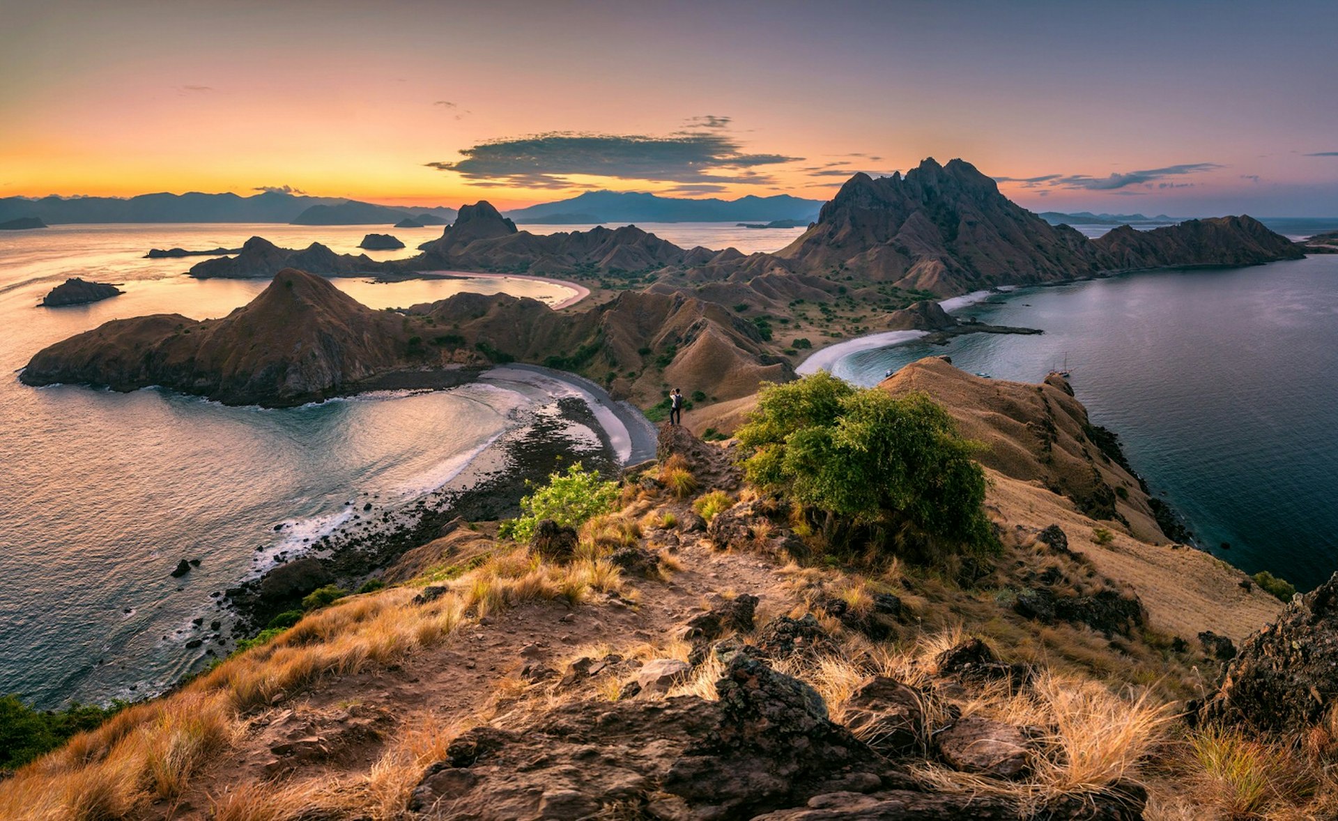 Popular viewpoint on Padar Island in the Komodo National Park © Kongkrit Sukying / Getty Images