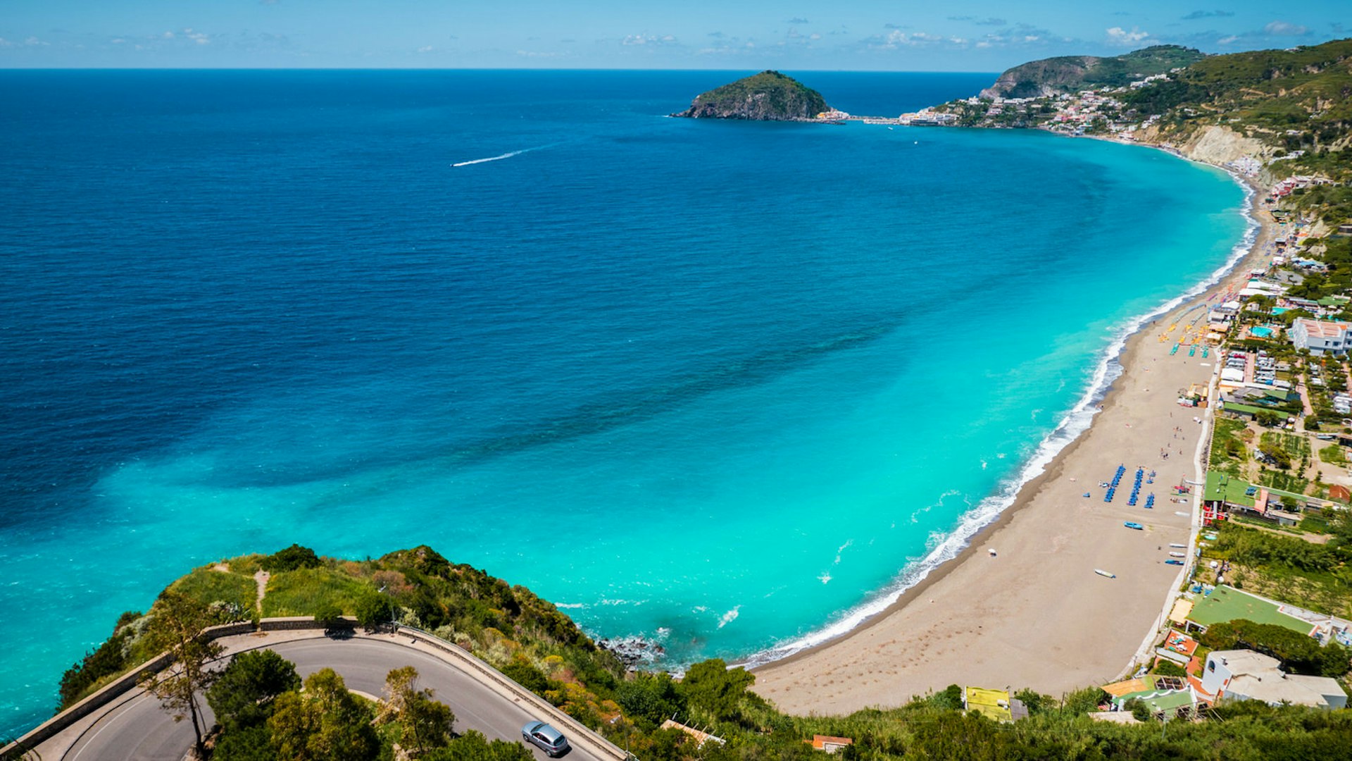 View of Spiaggia dei Maronti beach, on the south side of Ischia © elzauer / Getty Images