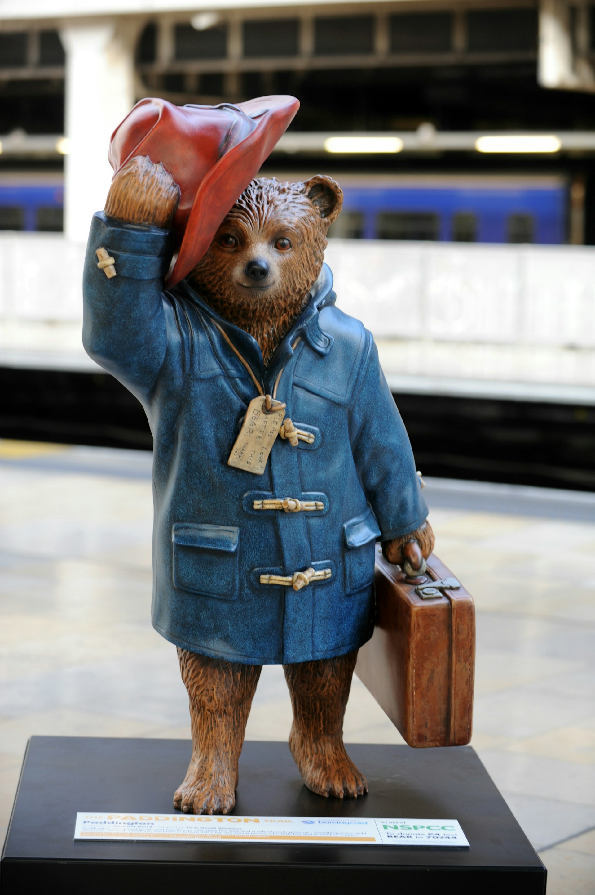 Statue of Paddington Bear at Paddington station ©P&Co.Ltd./SC2018 / Image courtesy of STUDIOCANAL 