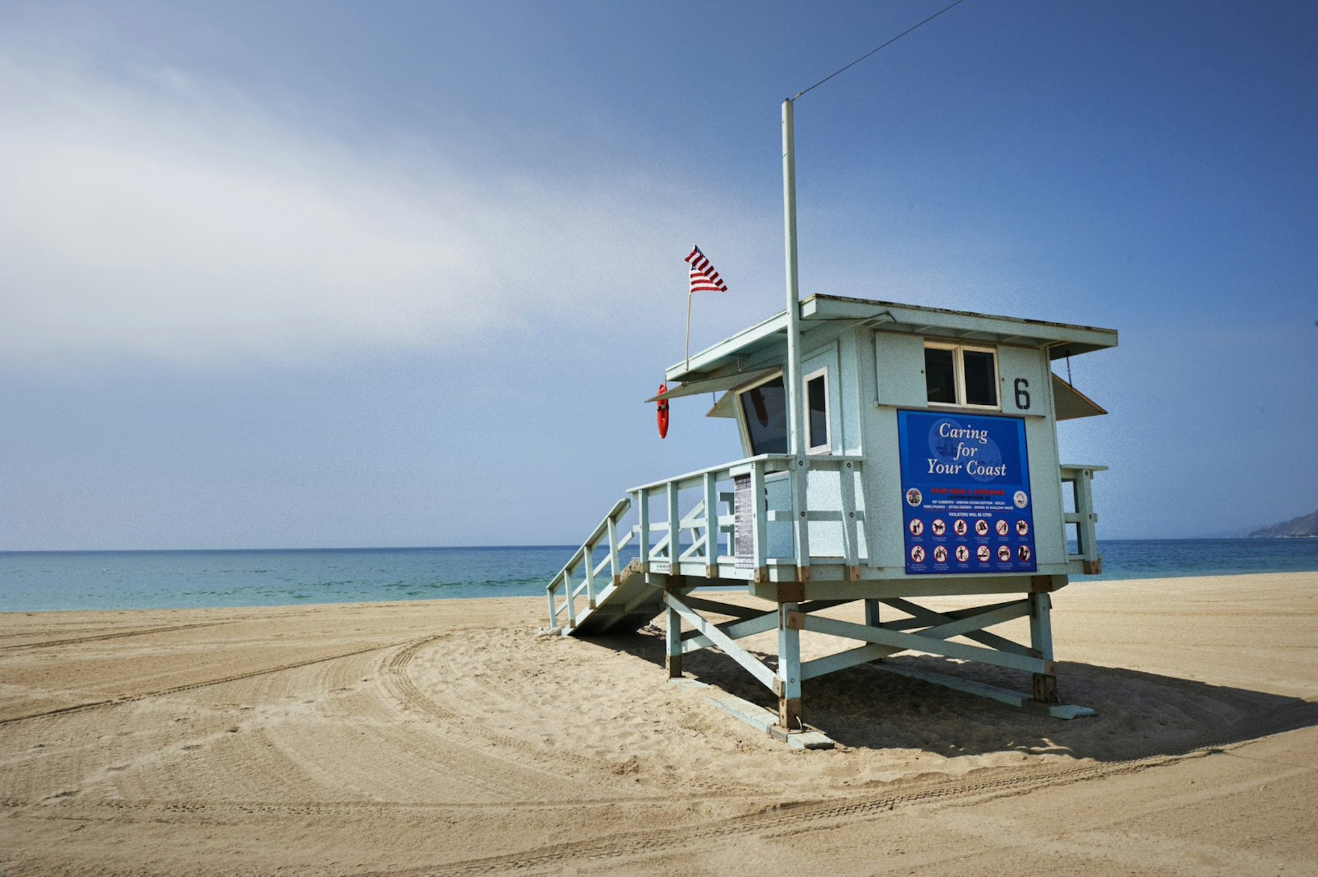 A lifeguard tower on Will Rogers State Beach © Simon Urwin / Lonely Planet