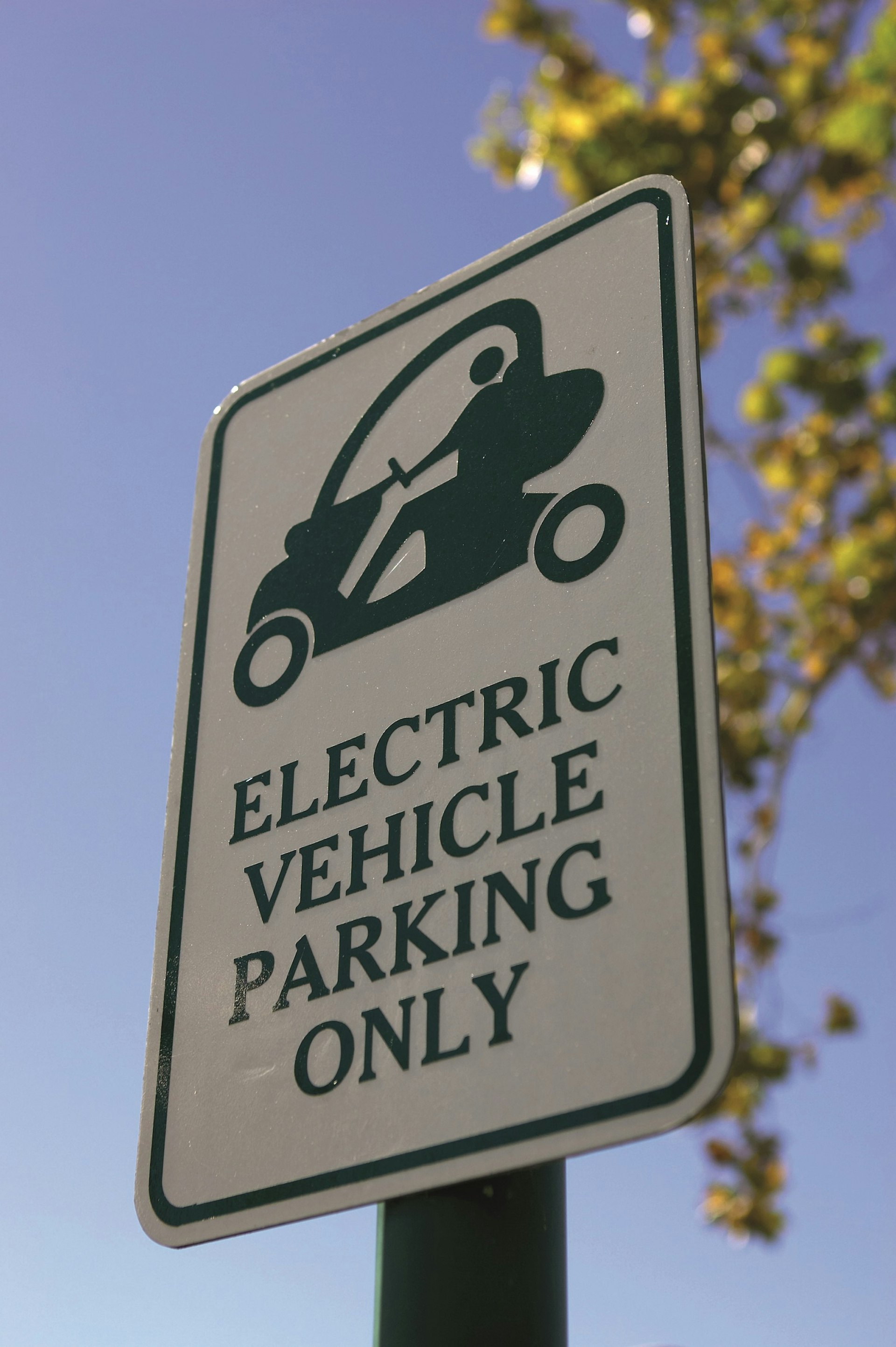 Road sign reading 'electric vehicle parking only' © Jeff Gynane / Alamy