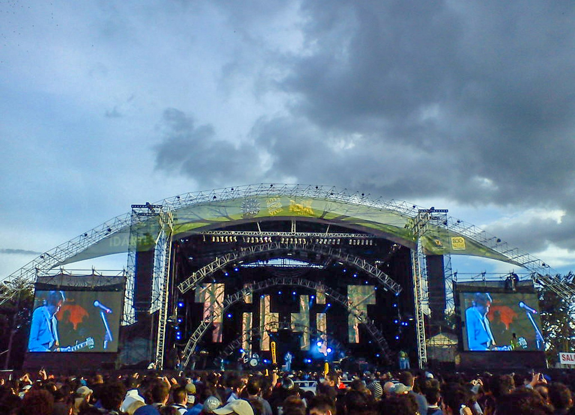 A shot of a music stage with a crowd in the foreground © andrés osorio / CC by 2.0