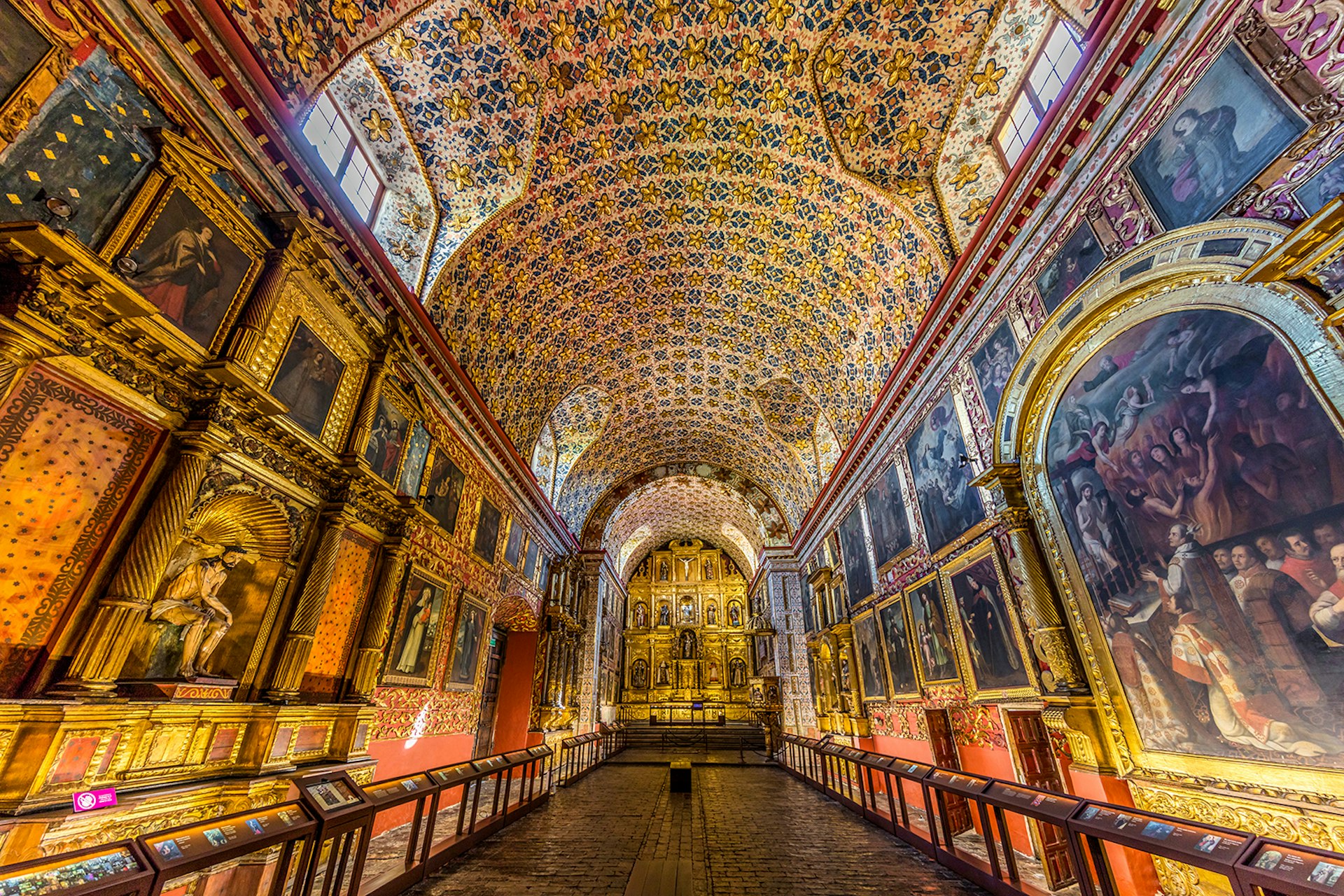 A view of the walls, vaulted ceiling, and gilded altar at Iglesia Museo de Santa Clara © OSTILL / Getty Images