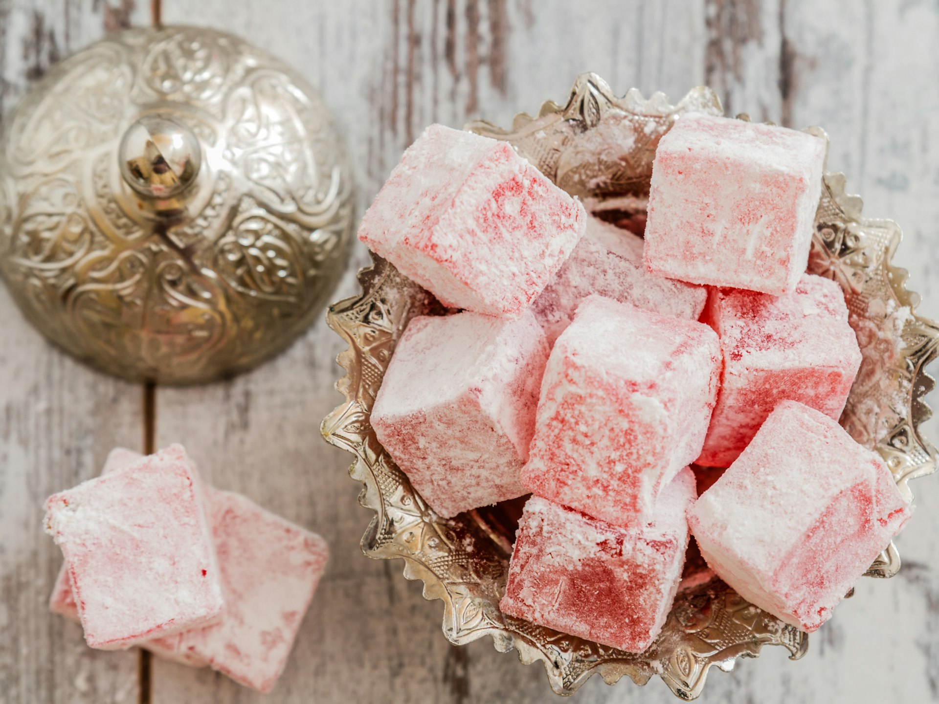 A bowl of rose-flavoured Turkish Delight © OZMedia / Shutterstock