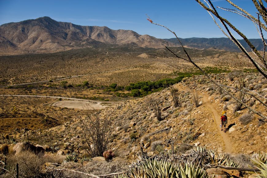 En torr scen i södra Kaliforniens öknar, med stora vidder av damm, sten och salvia mellan låga klippiga kullar på Pacific Crest Trail © Sean Jansen / Lonely Planet