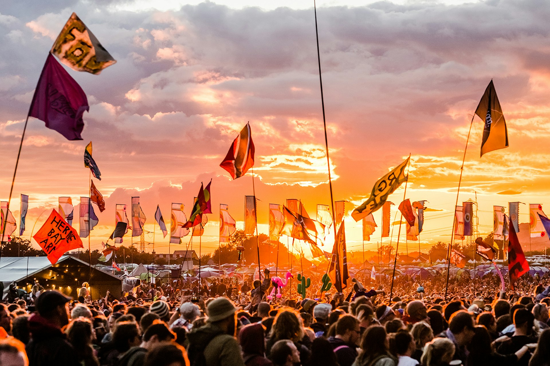 A crowd at sunset at the Glastonbury Festival @ Andrew Allcock / Glastonbury Festival