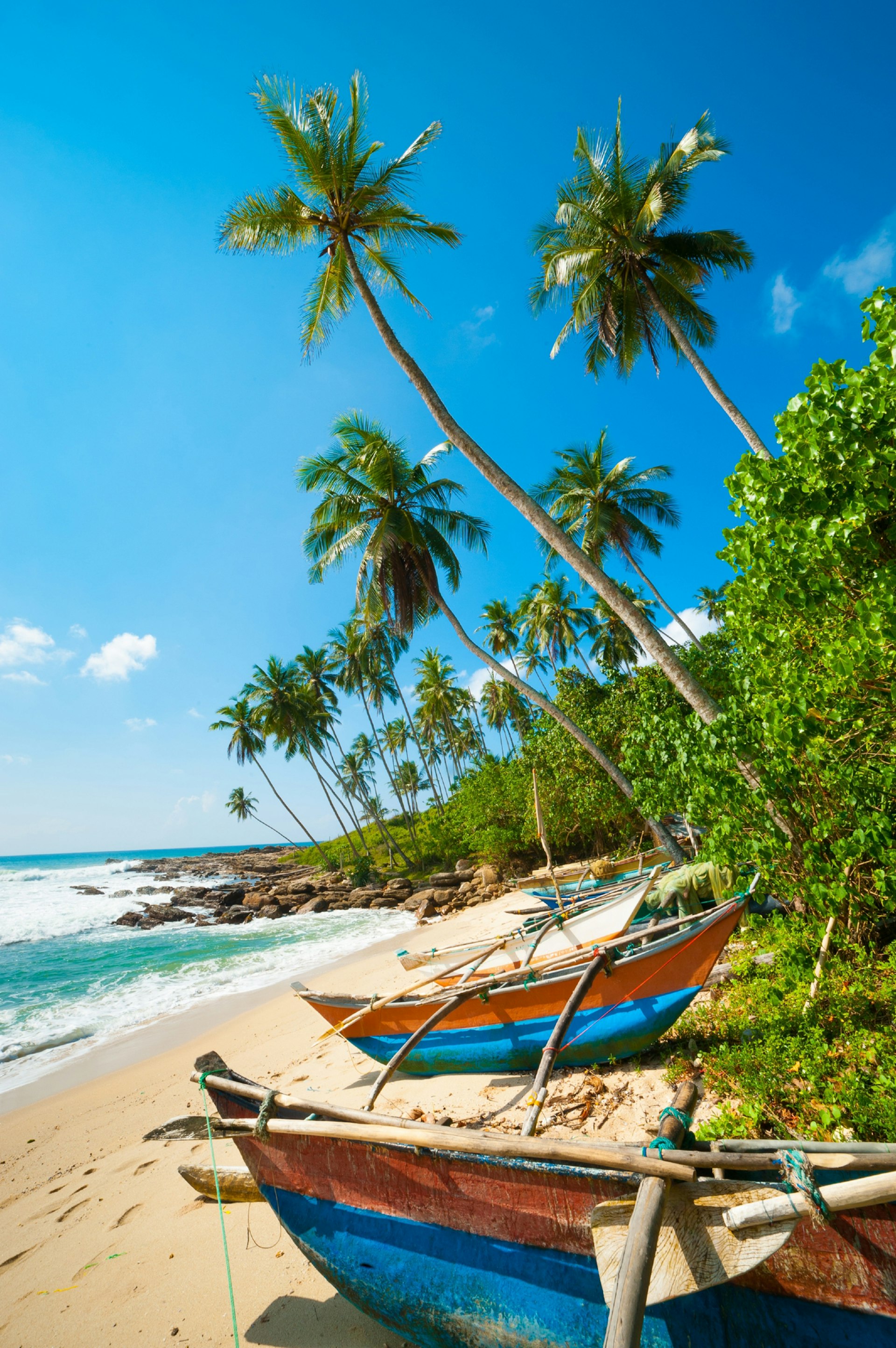 Fishing boats on a tropical beach in Sri Lanka © Anton Gvozdikov / Shutterstock