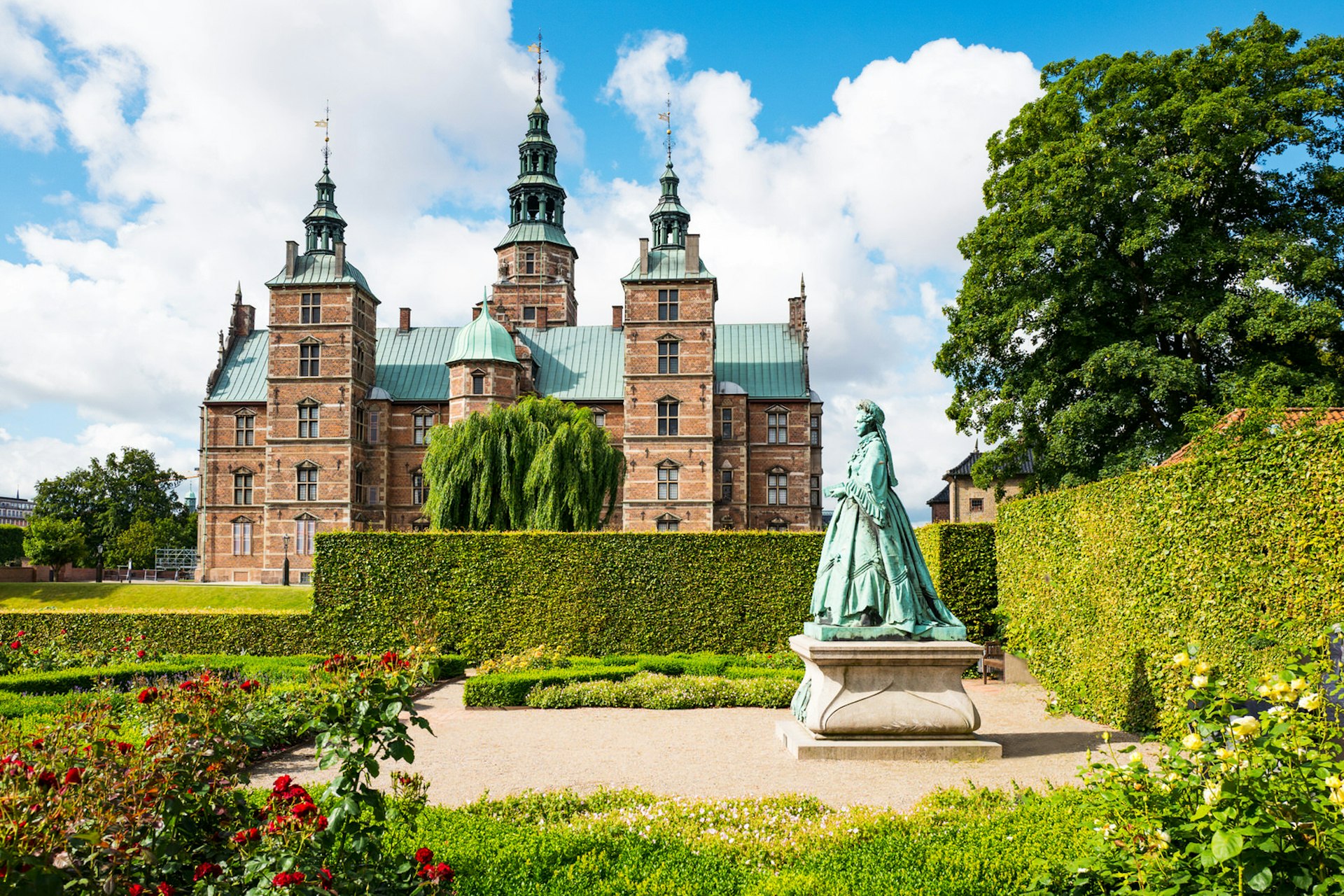 The Rosenborg castle seen from the King's garden with the statue of the Queen Caroline Amalie on the right © Gimas / Shutterstock