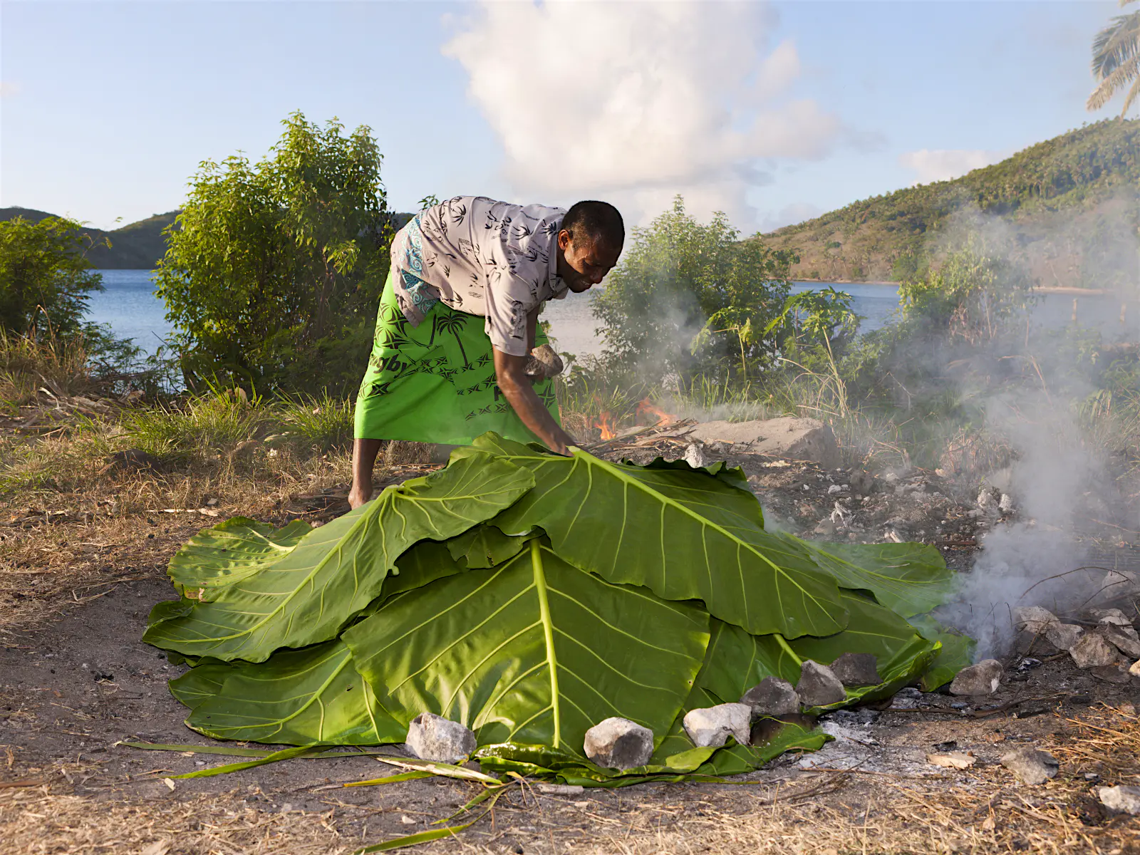 Features - Fiji_lovo_oven-0c095676d6ad A Fijian native cooks up a feast using a lovo-style oven © ullstein bild / Getty Images