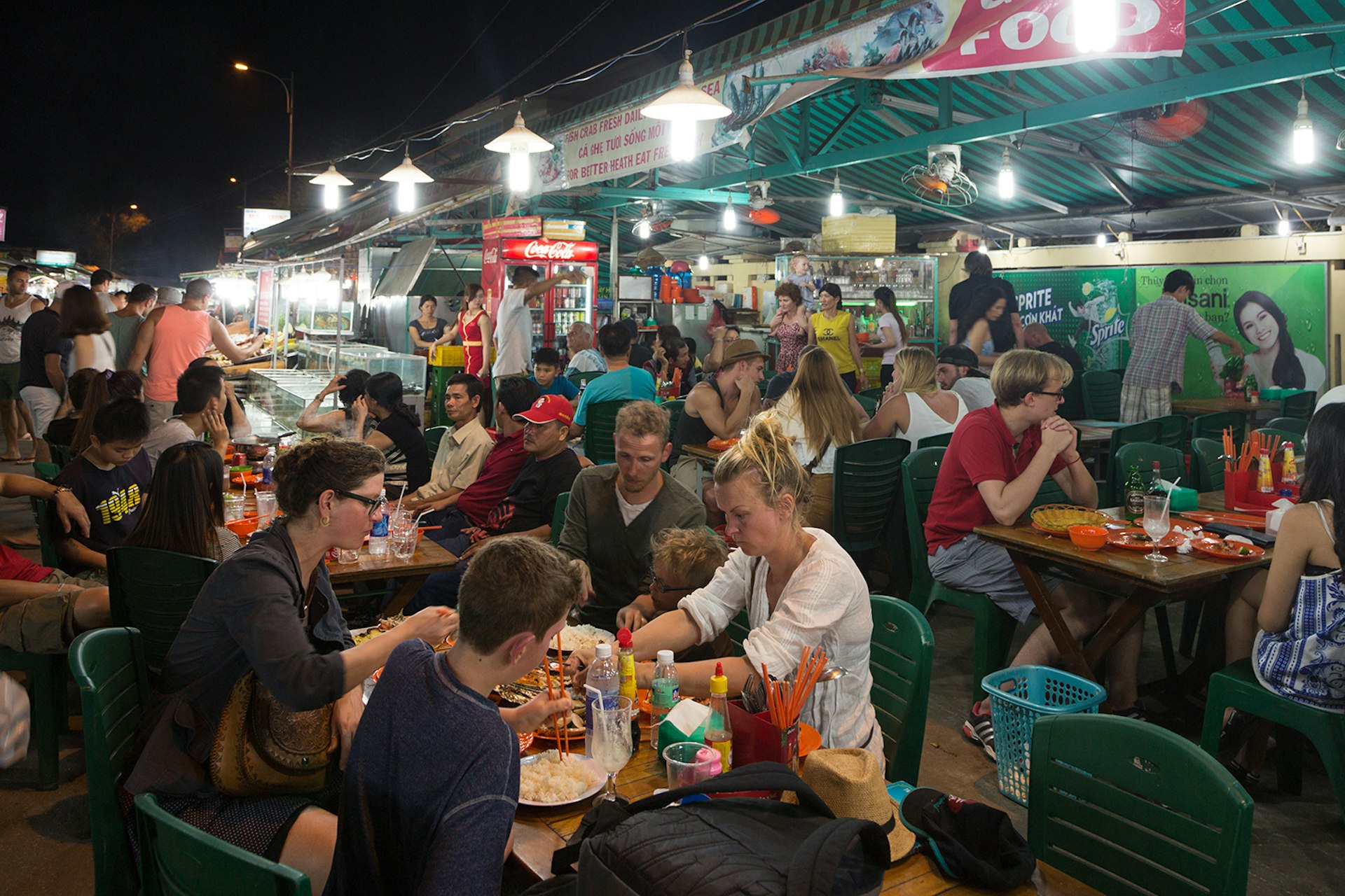 Many Tourists eating at Duong Dong night market in Phu Quoc island, Vietnam © AsianDream / Getty Images