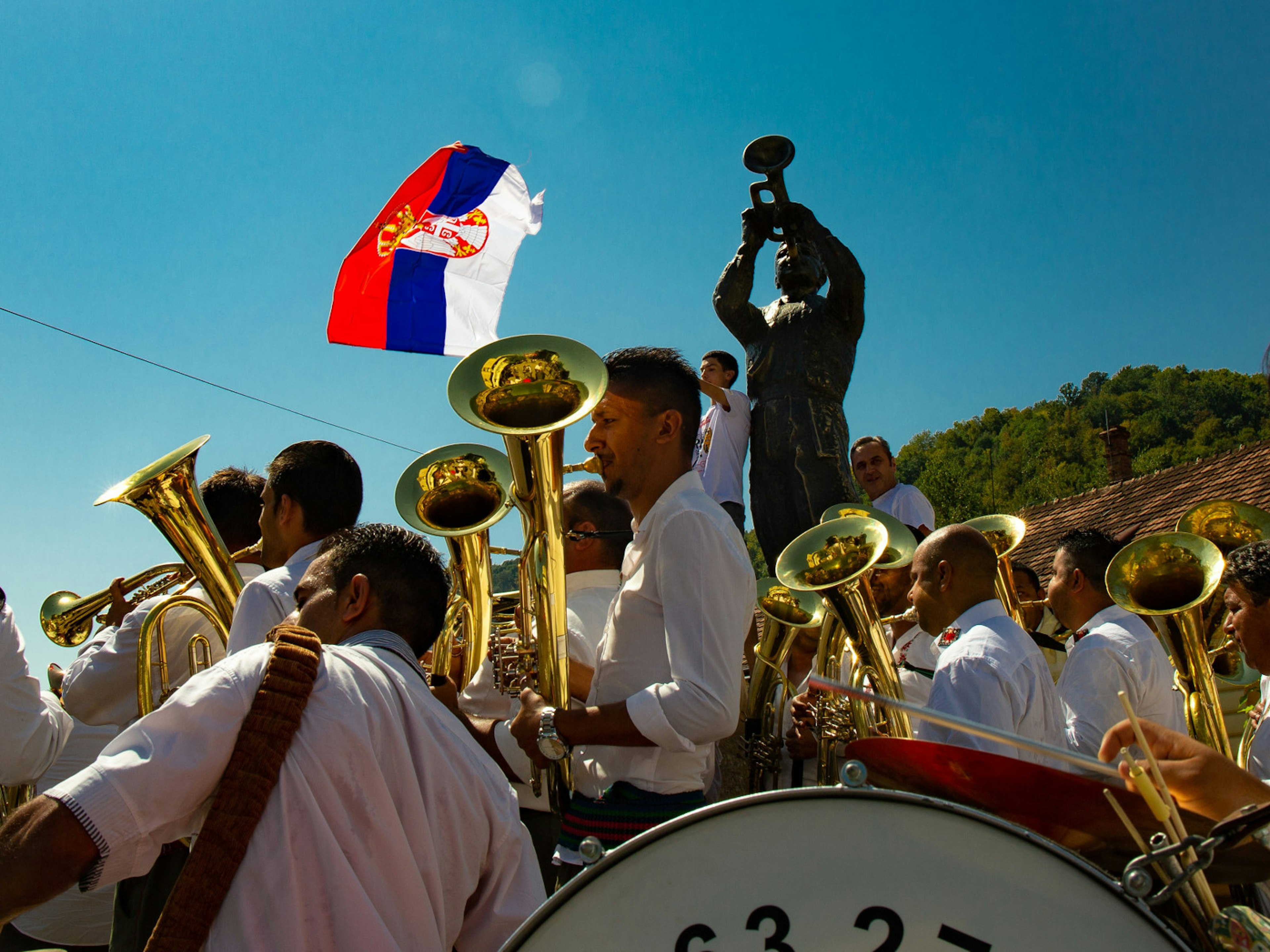Roma brass bands parade through Guča during the 2017 Trumpet Festival © Aleksandar Donev / Lonely Planet