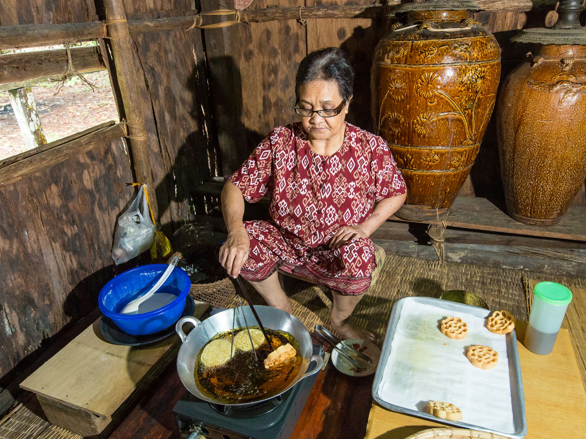 An Iban tribeswoman prepares a traditional dinner © Yusnizam Yusof / Shutterstock