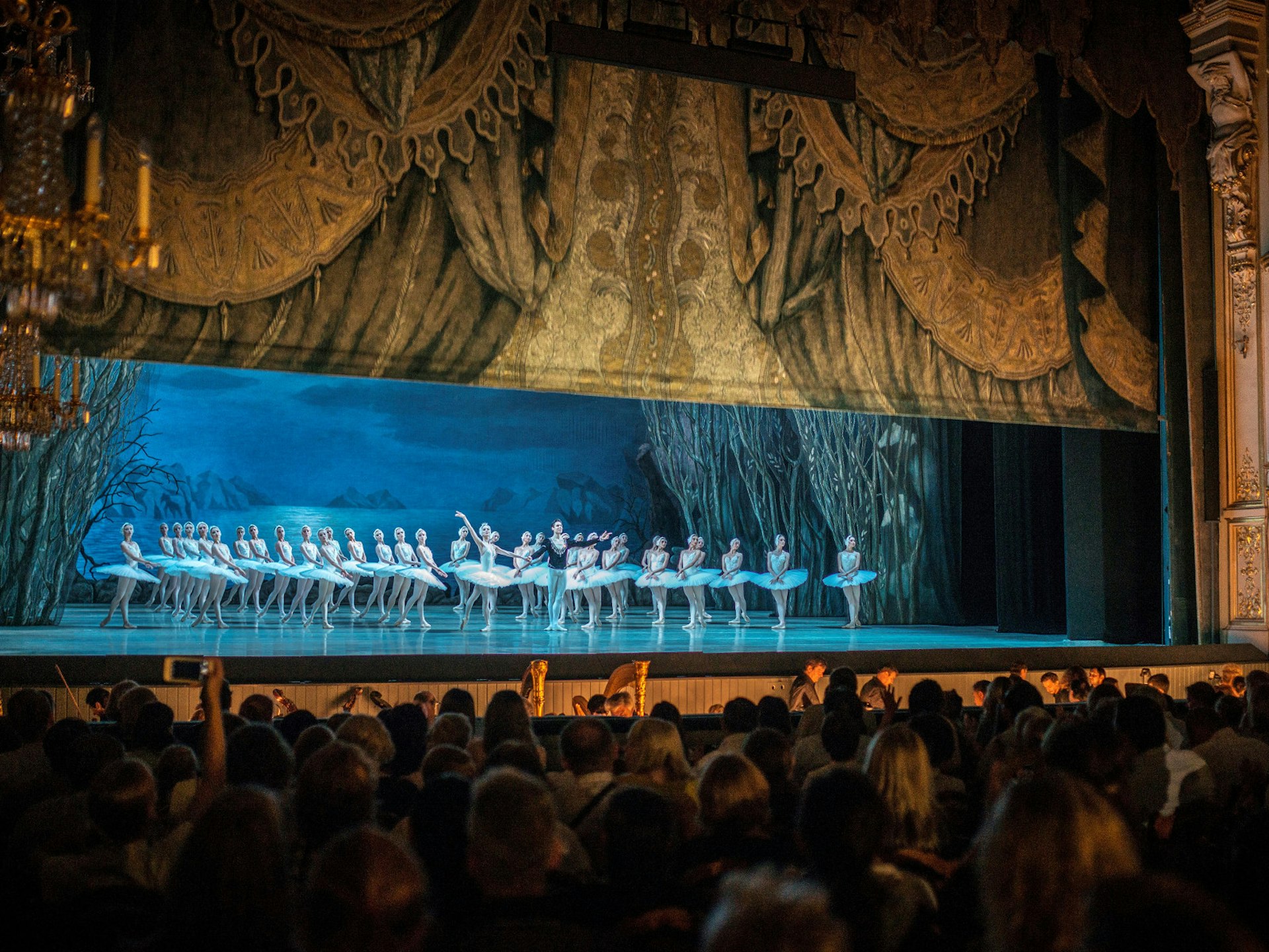The Swan Lake ballet performance at the Mariinsky Theatre © Gary Latham / Lonely Planet