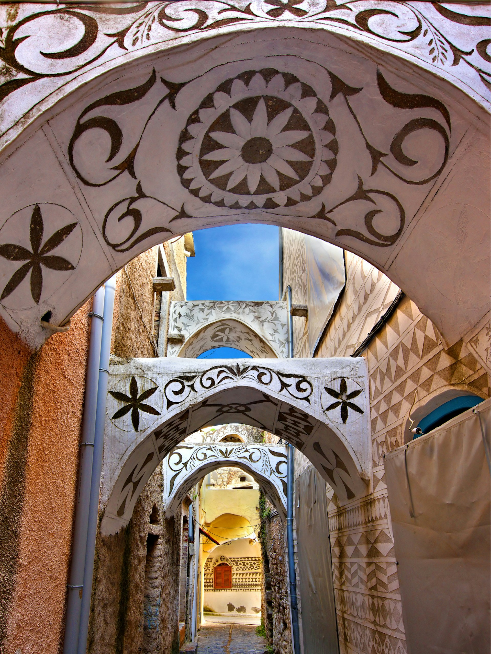 The unique decorative motifs on the walls of Pyrgi village on Chios © Heracles Kritikos / Shutterstock