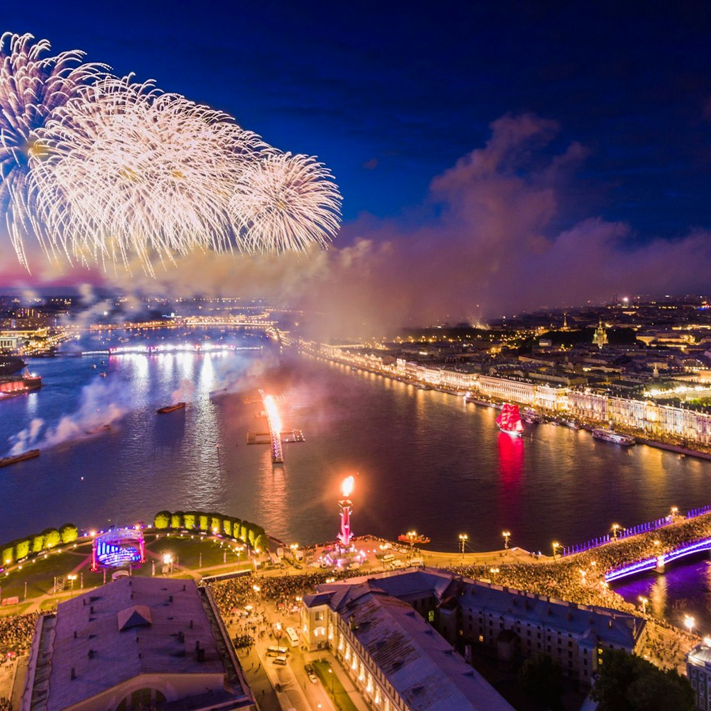 The Scarlet Sails fireworks over the Neva River and Palace Bridge © Drozdin Vladimir / Shutterstock