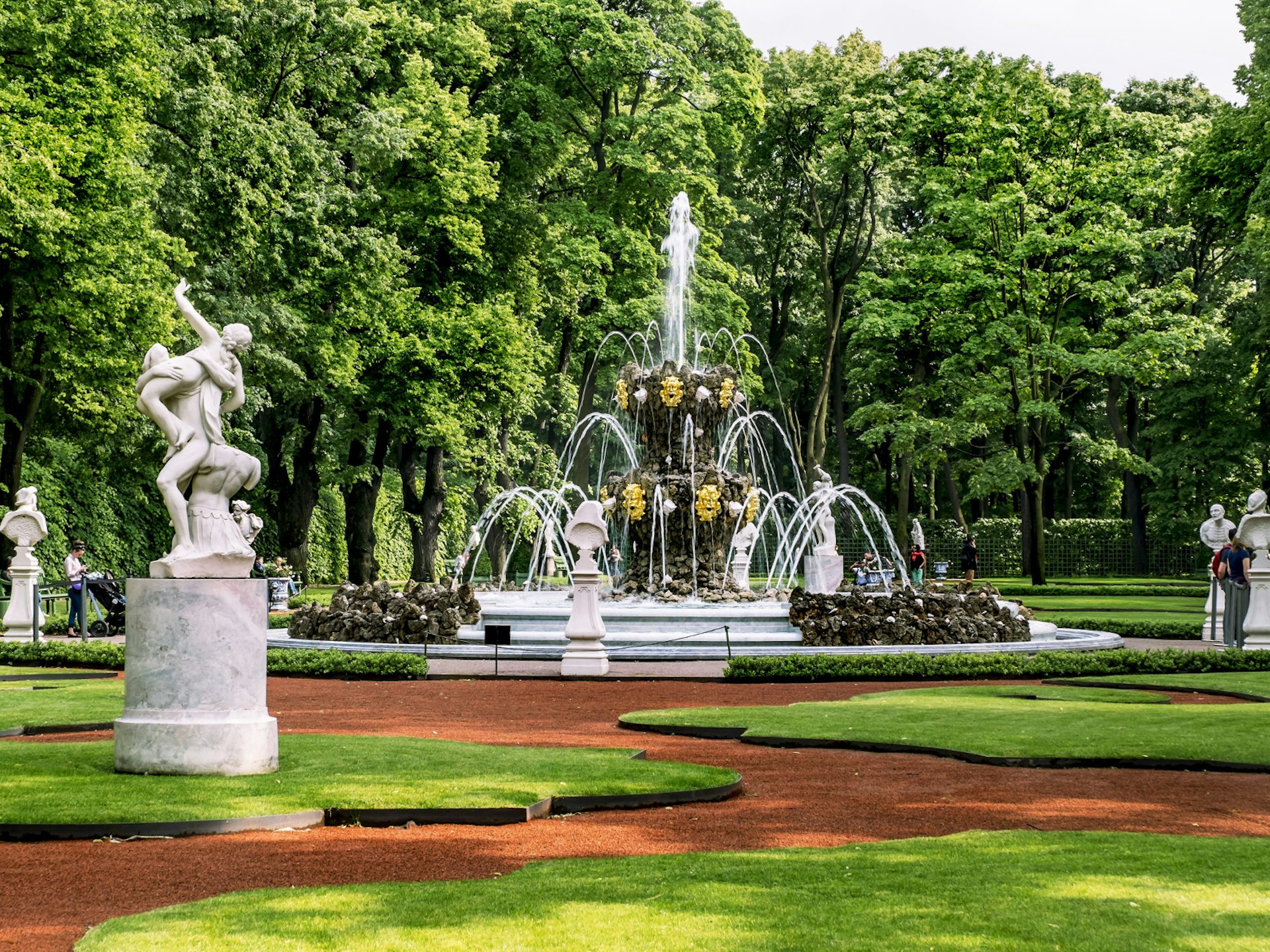 A striking fountain in St Petersburg's Summer Garden © Anton Kudelin / Shutterstock
