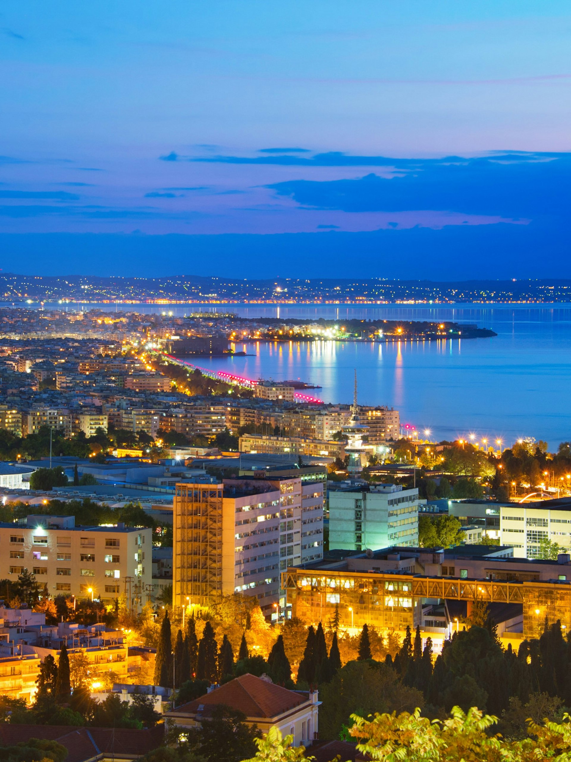 Thessaloniki, Greece's second-largest metropolis, comes alive as night falls © joyfull / Shutterstock