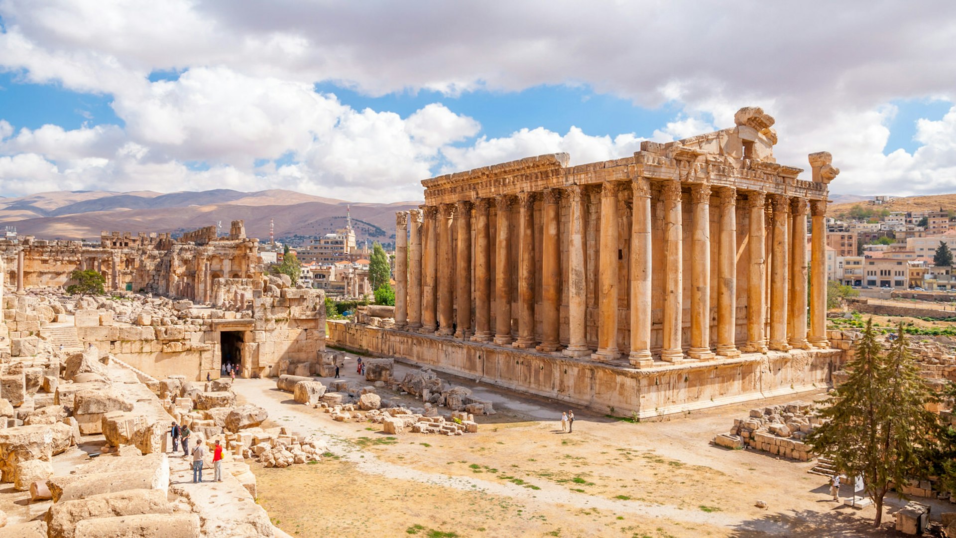 Bacchus temple at the Roman ancient ruins of Baalbek, Lebanon © Milonk / Shutterstock