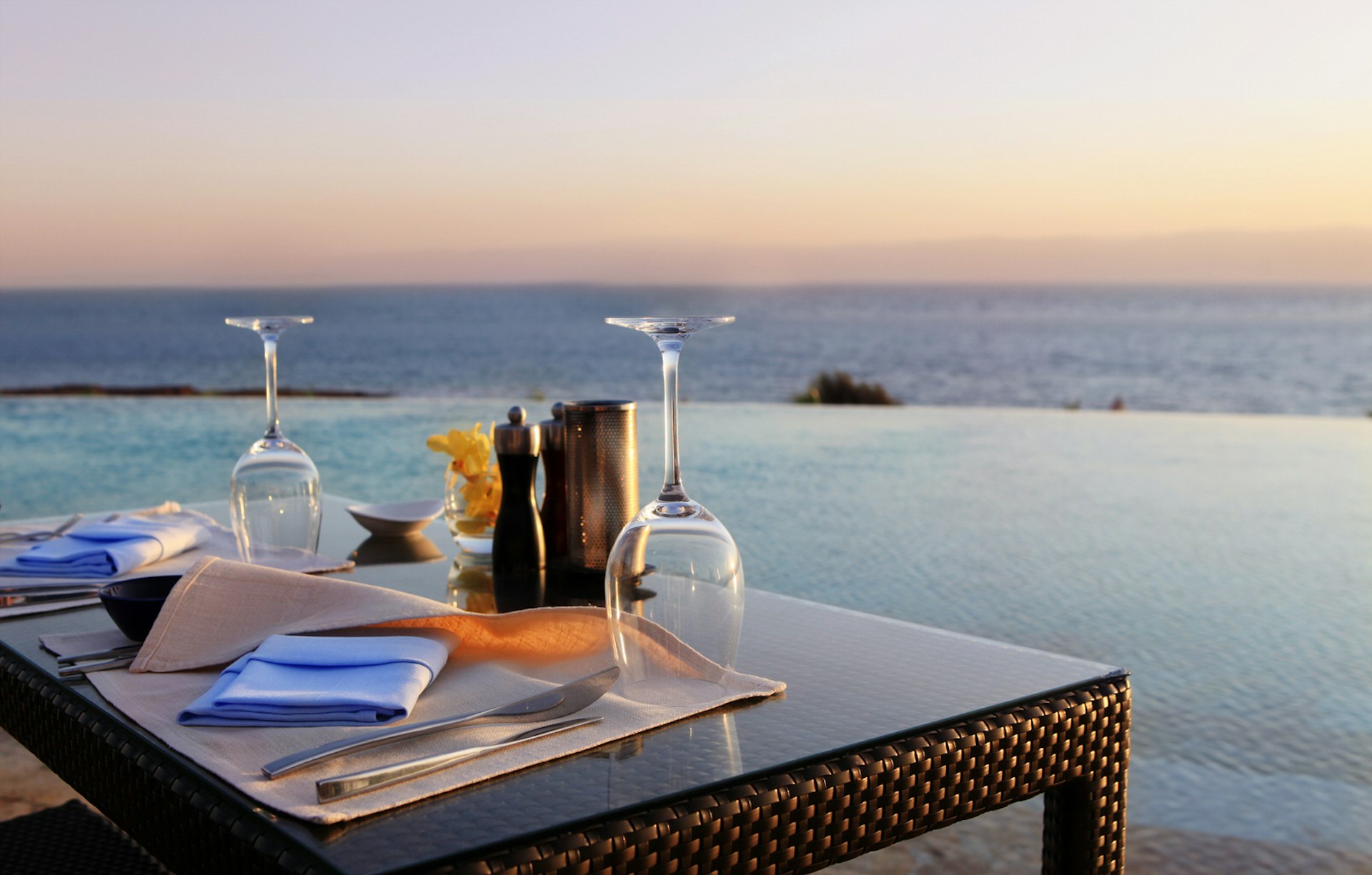 Dining table overlooking the Dead Sea, Jordan © pictafolio / Getty Images