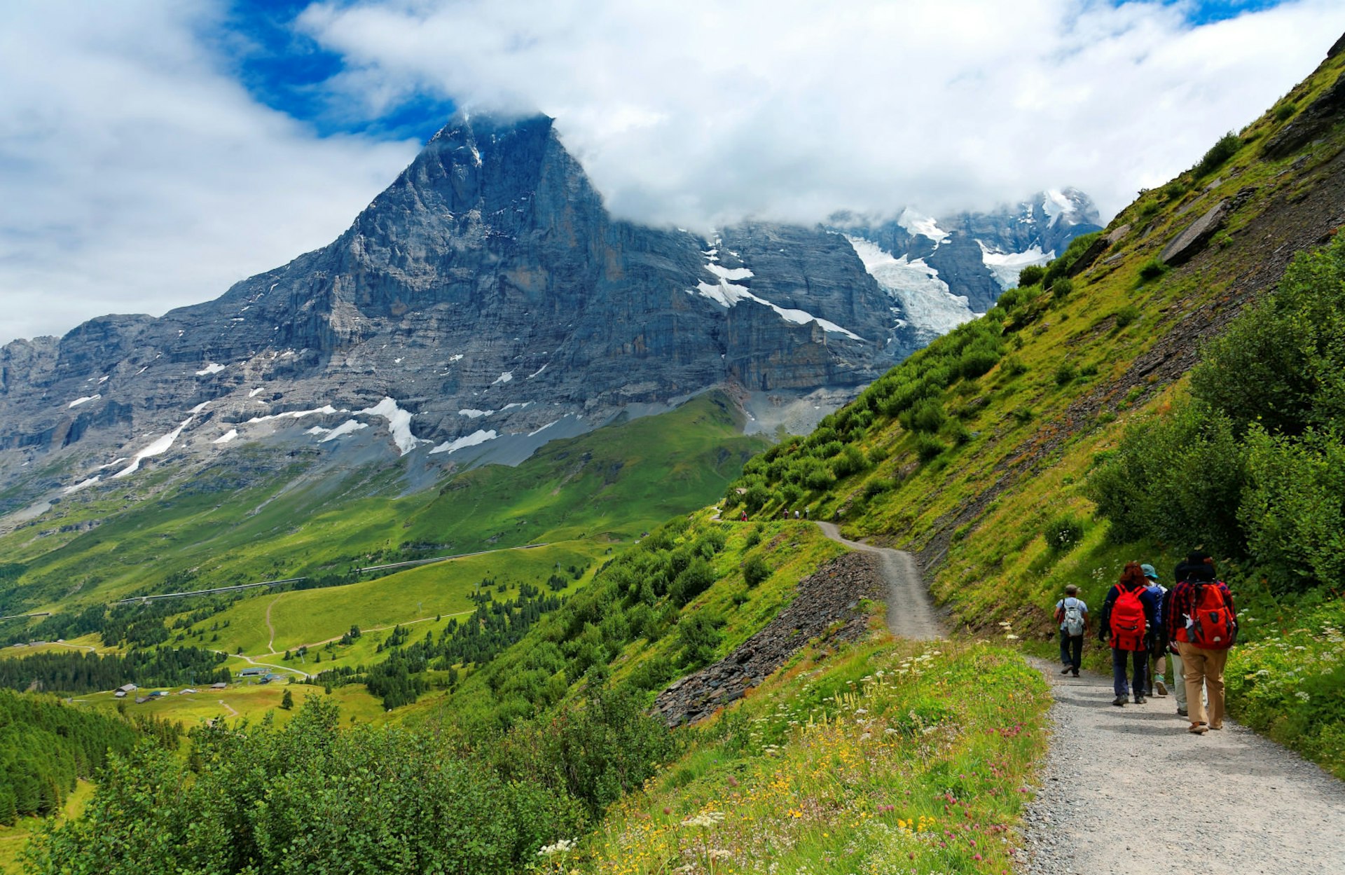 Hikers on a mountainside trail from Männlichen to Kleine Scheidegg © CHEN MIN CHUN/Shutterstock