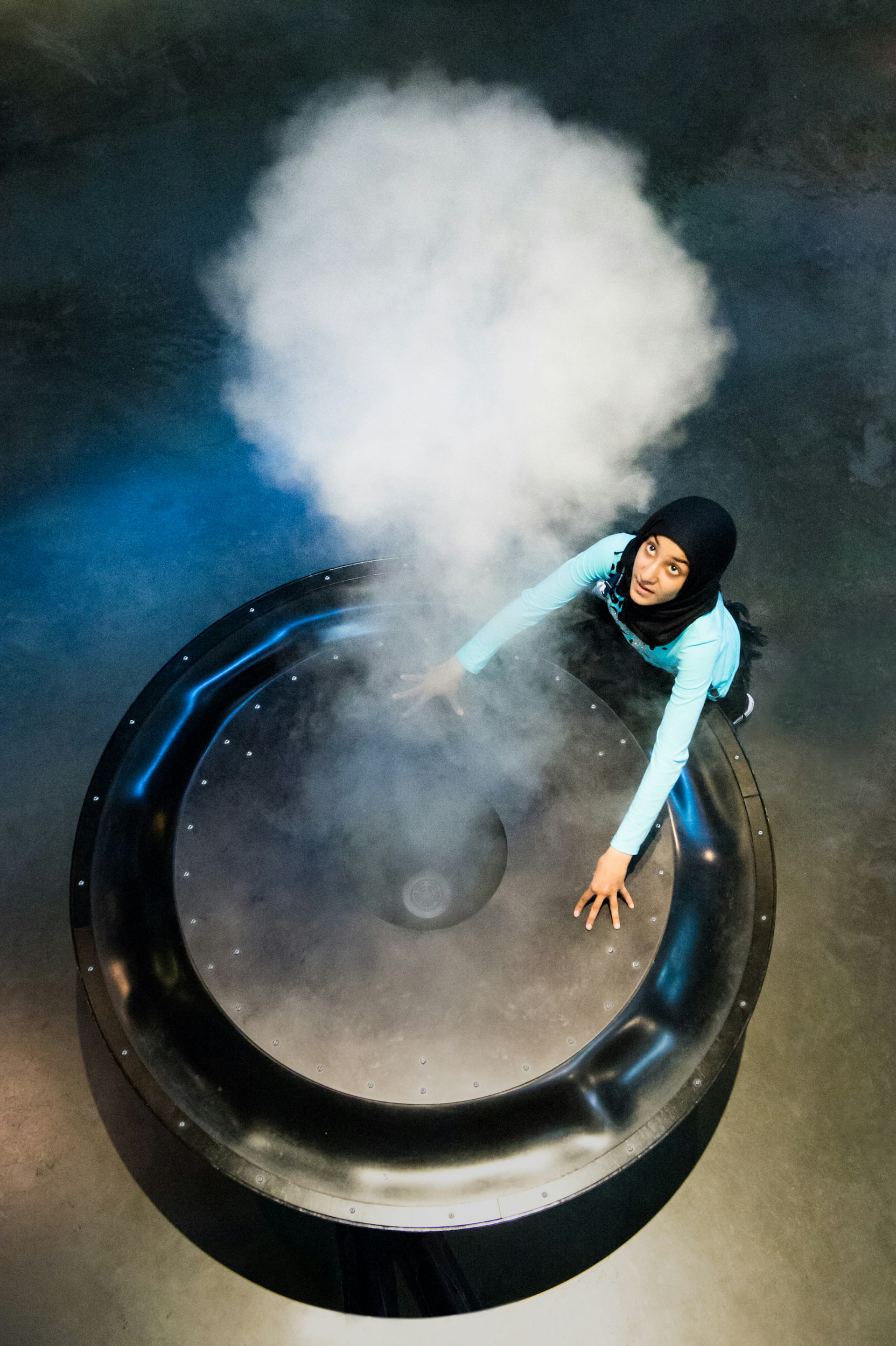 A teenage girl looks at a cloud created at the Exploratorium science museum, San Francisco © Exploratorium, www.exploratorium.edu