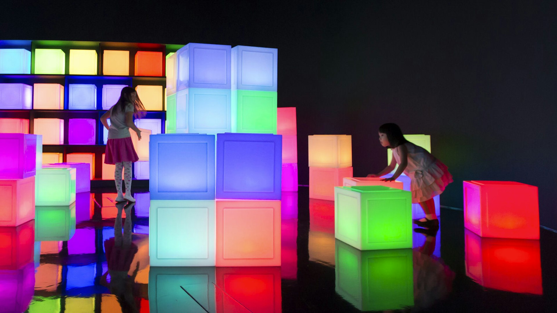 Kids play with luminous blocks at the Future World exhibition © Marina Bay Sands