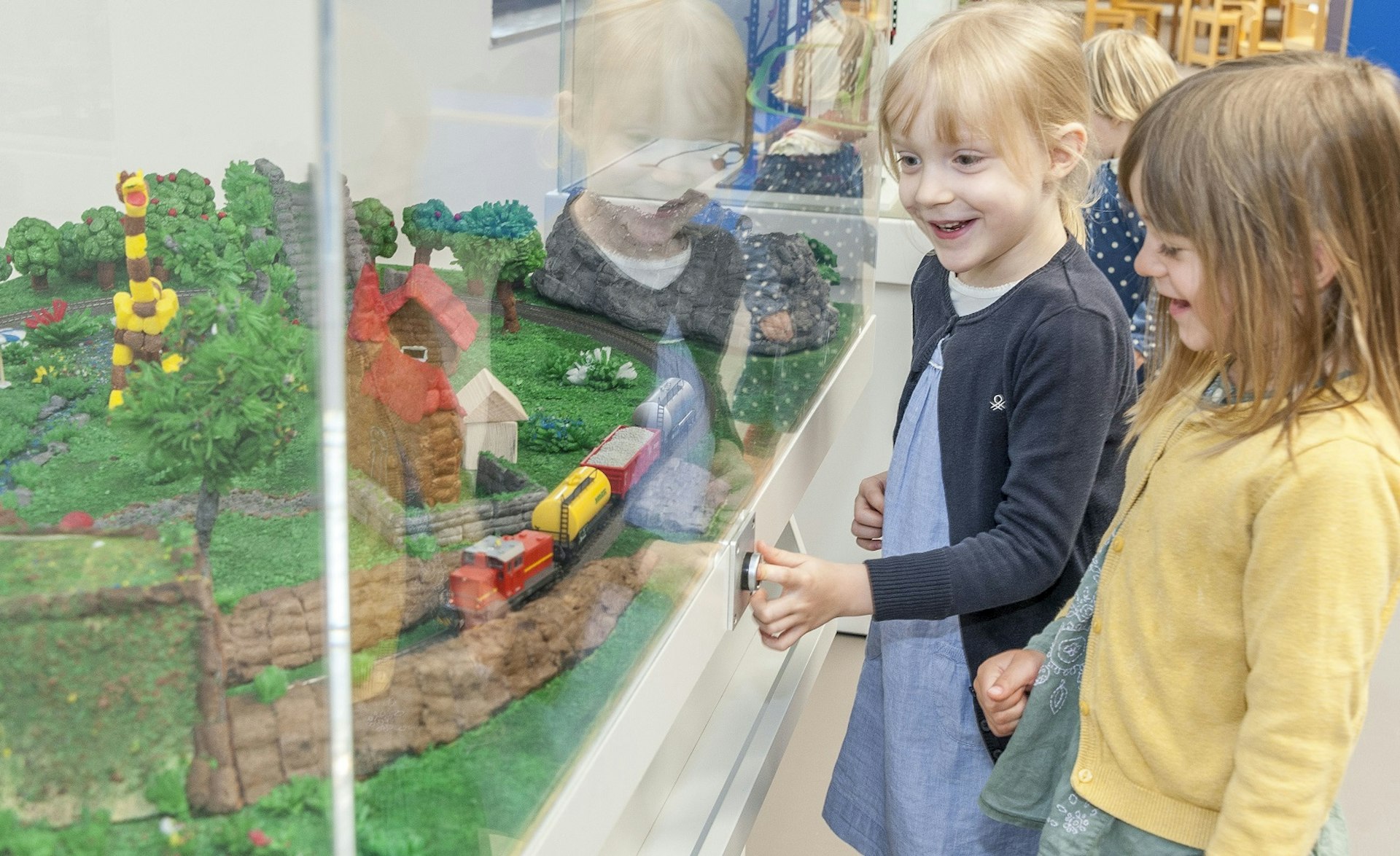 Two girls watch a toy railway at the Deutsches Museum, Munich © Deutsches Museum