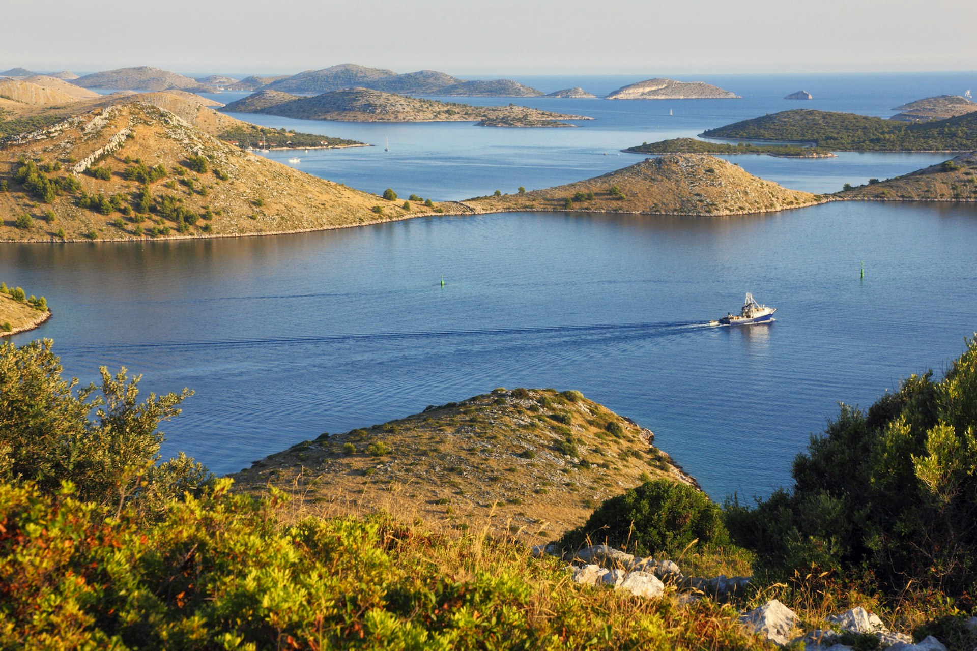 A fishing vessel passes between the Kornati Islands © Marcutti / Getty Images