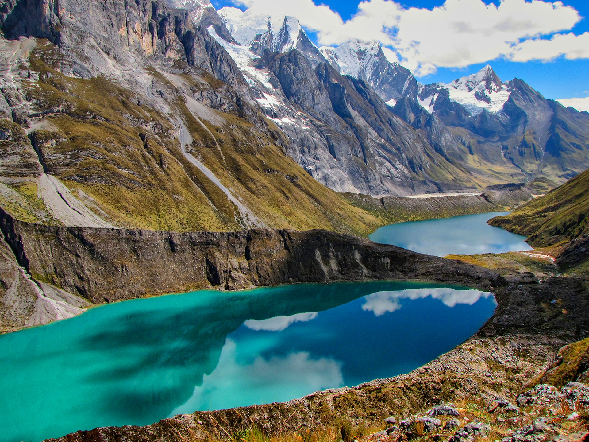 Image of a mountain range valley with two turquoise lakes © Michael Mellinger / Getty Images