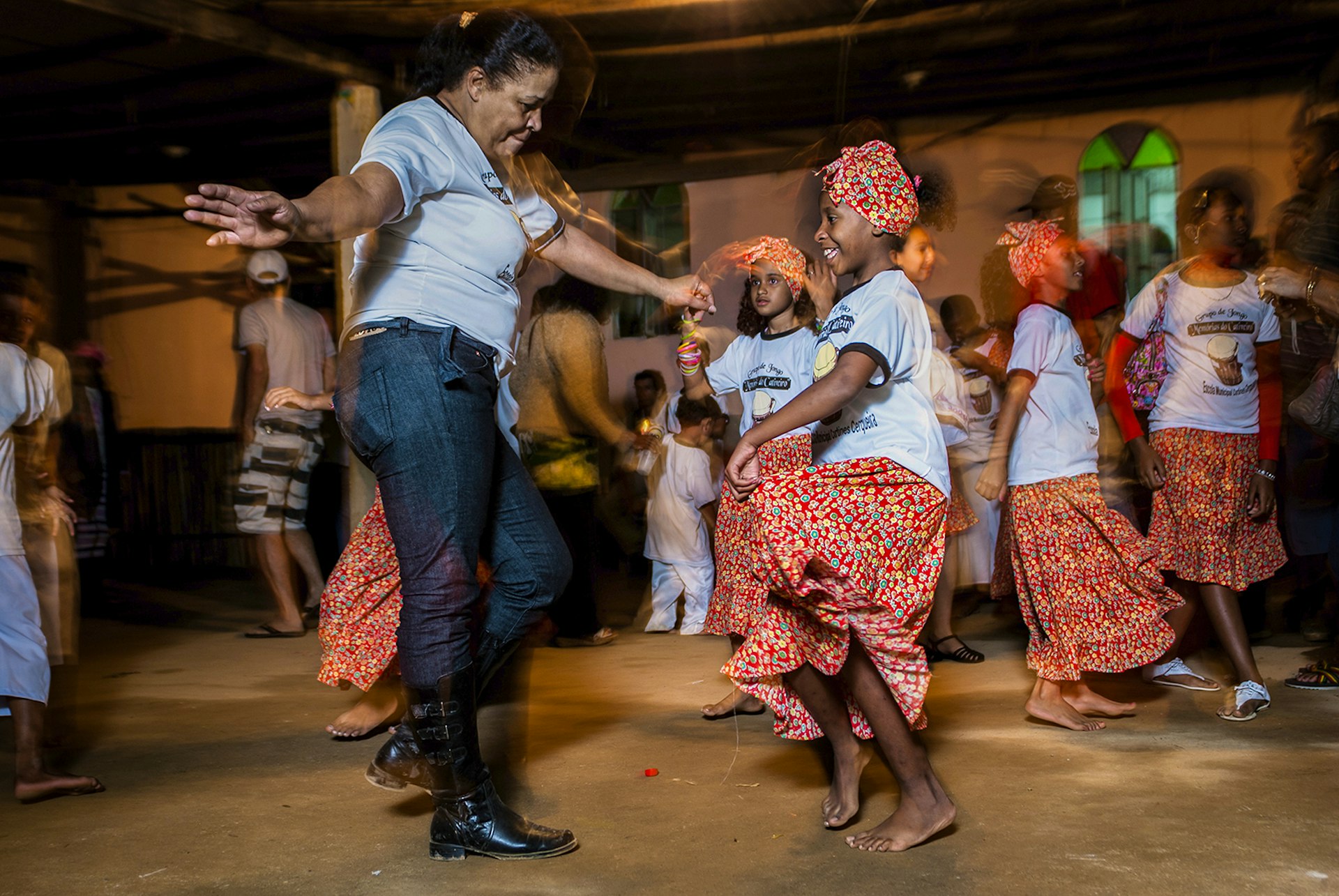 A woman and child dance at a jongo festival in São Jose de Serra © Igor Alecsander / shutterstock