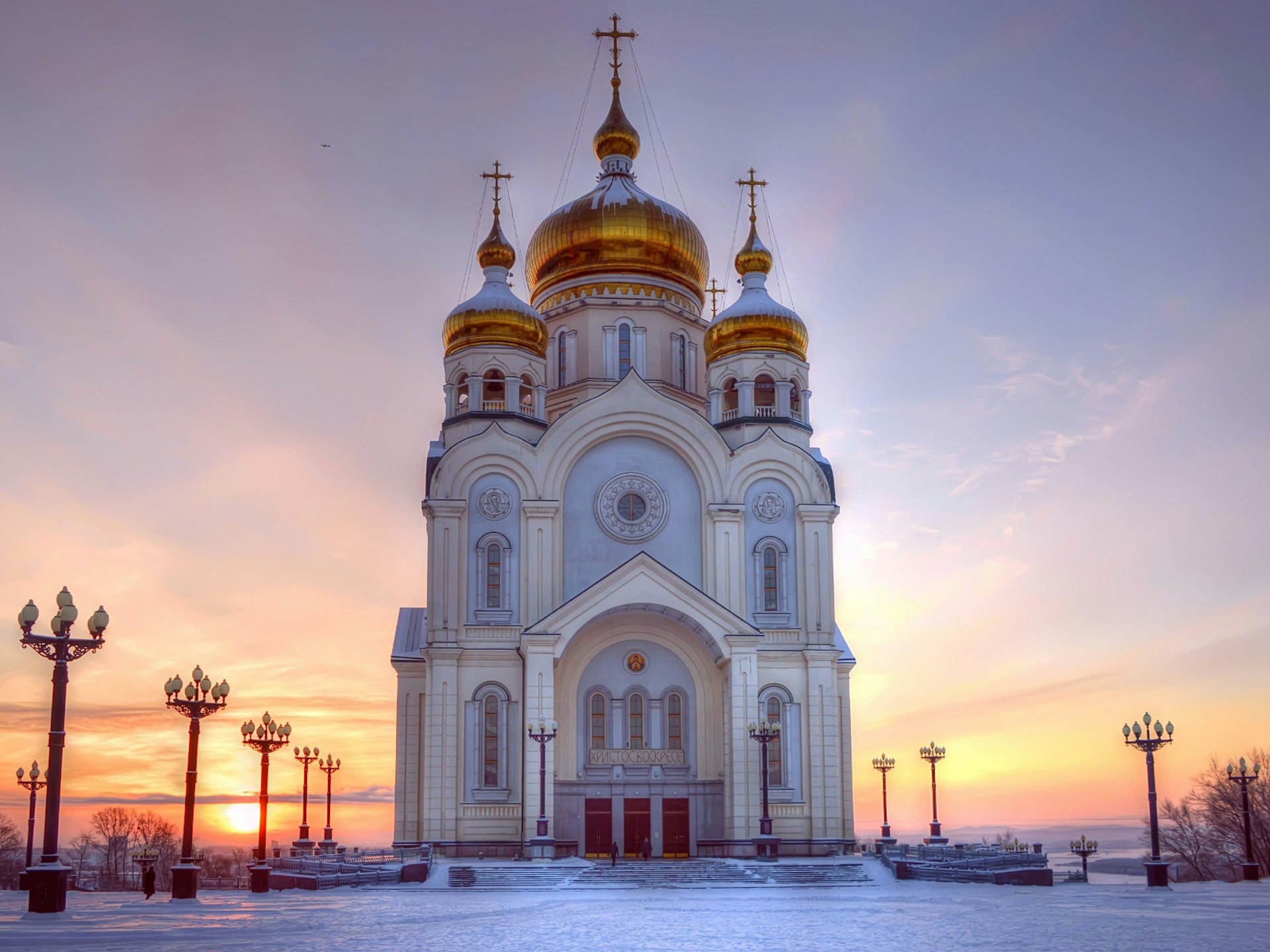 The golden domes of the Transfiguration Cathedral in Khabarovsk are dazzling in the winter sunset © Konstantin Baidin / Shutterstock