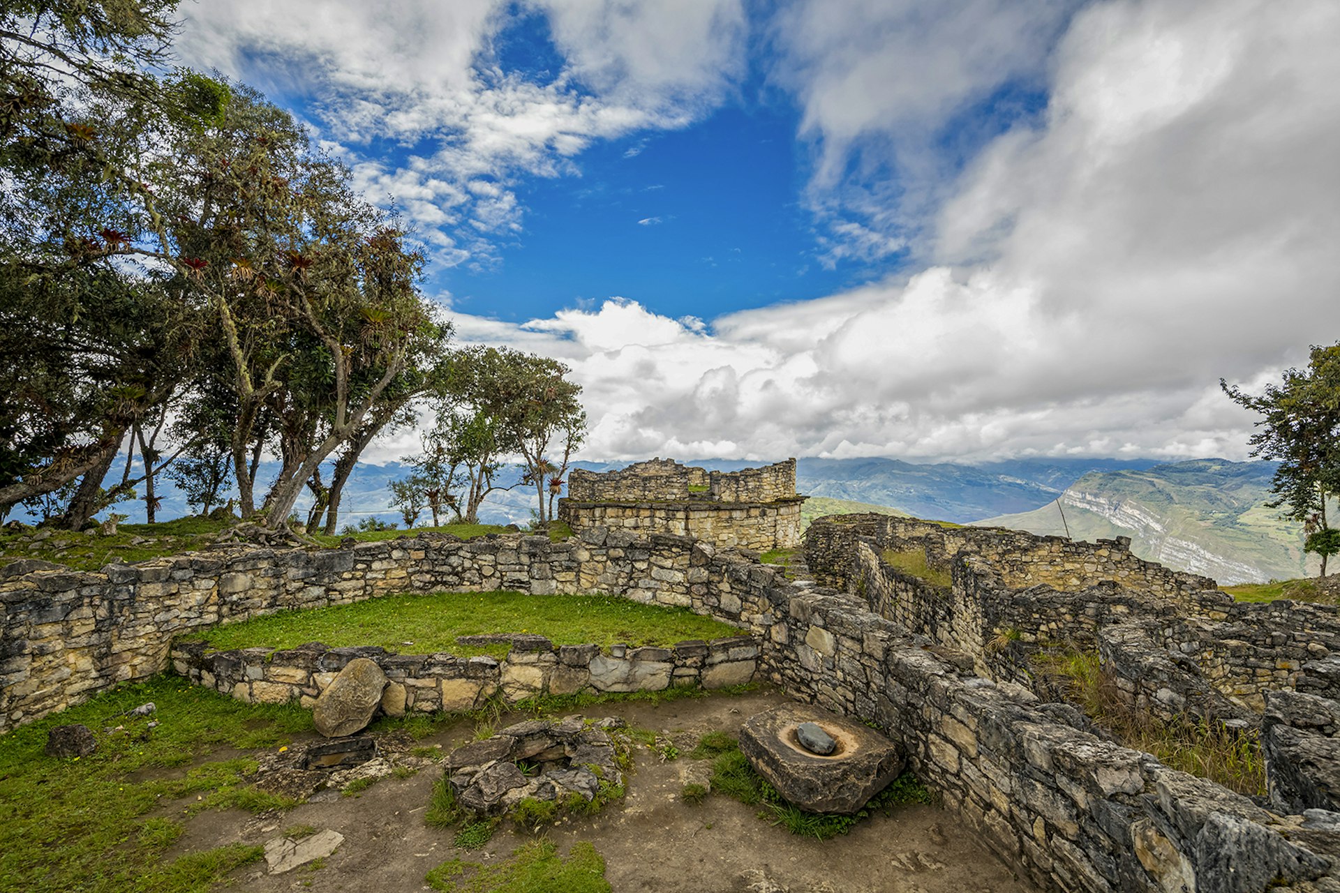 Ruins of building foundations at Kuélap with a mountain valley in the background © Westend61 / Getty Images