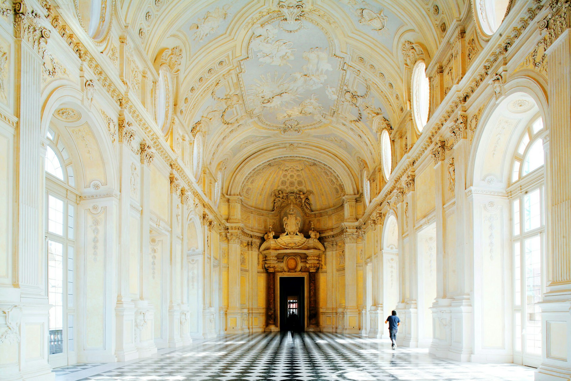 Light spills through numerous arched windows into an enormous and elaborately gilded hallway © Alessandro Rizzi / Getty Images