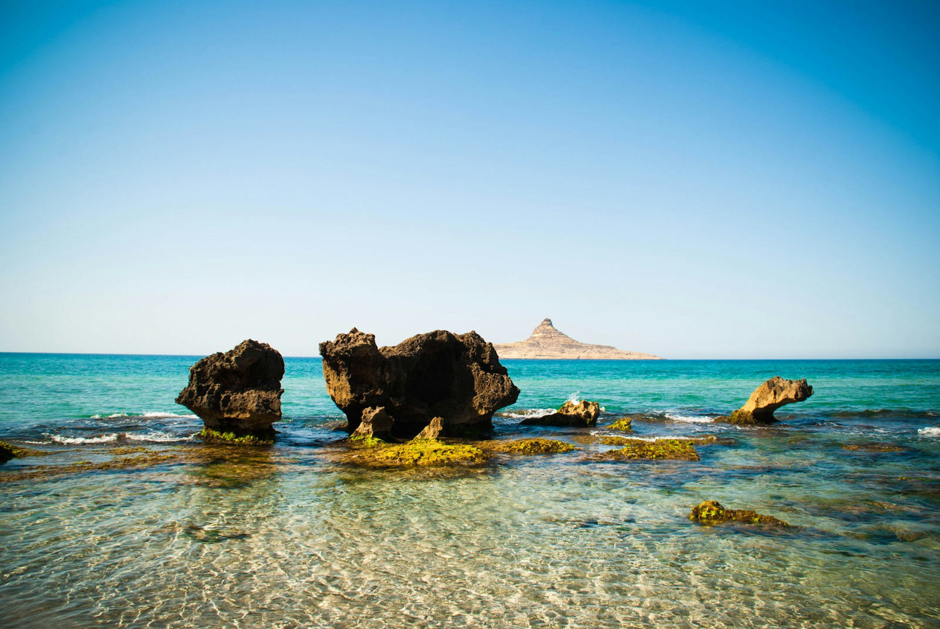 Rock formations in clear shallow water near Raf Raf Peninsula, Tunisia © Giulia Fiori Photography / Getty Images