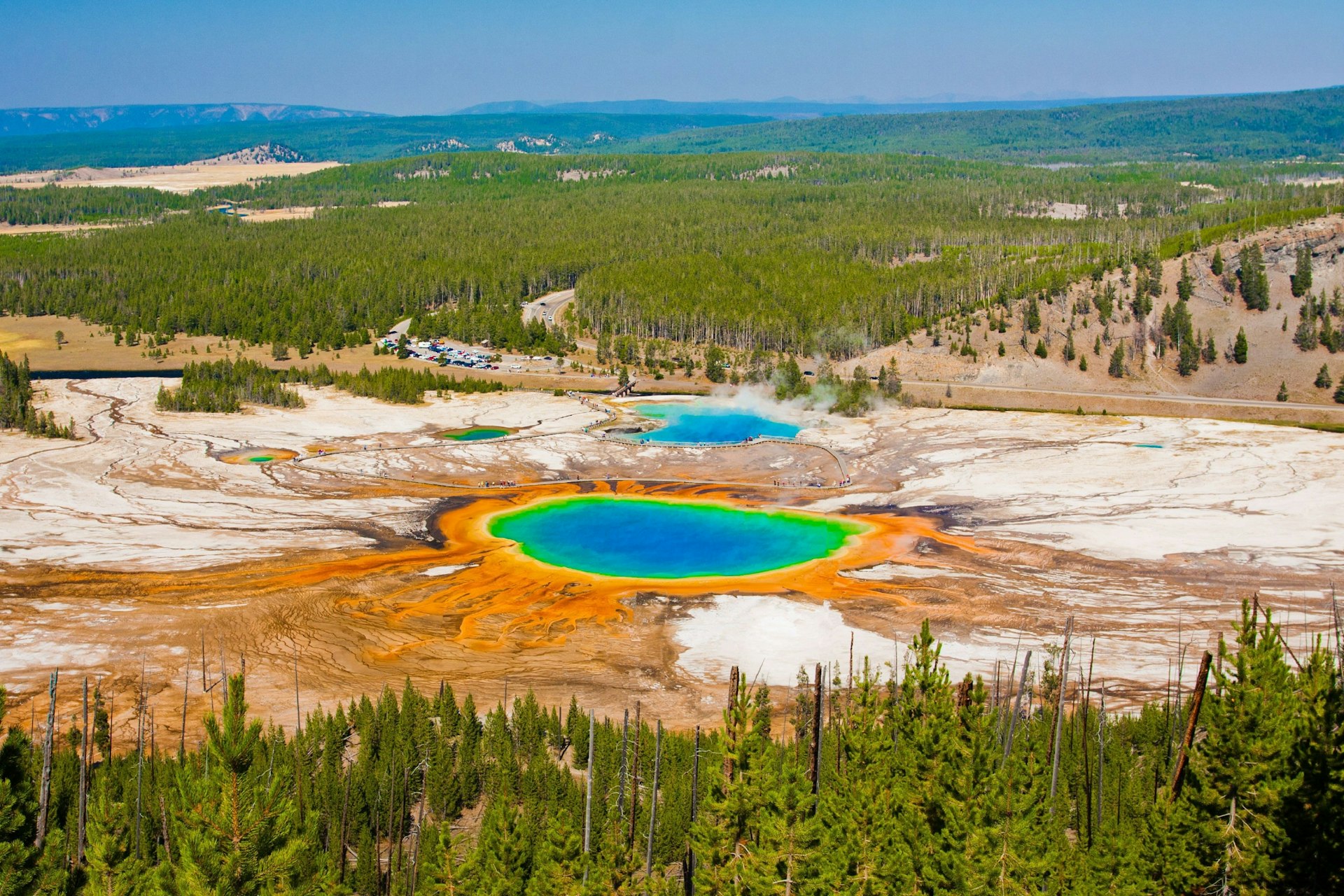 The Grand Prismatic Spring in Yellowstone National Park © Lorcel / Shutterstock