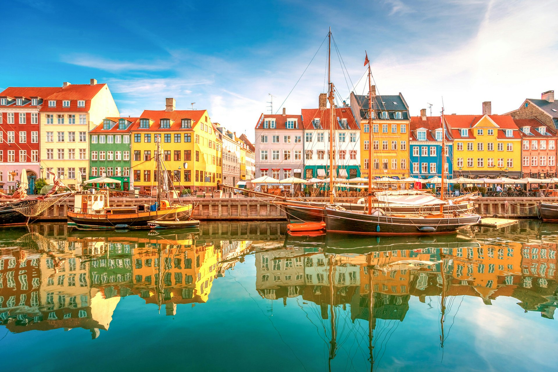 Colourful houses overlooking the Nyhavn canal in Copenhagen © LaMiaFotografia / Shutterstock