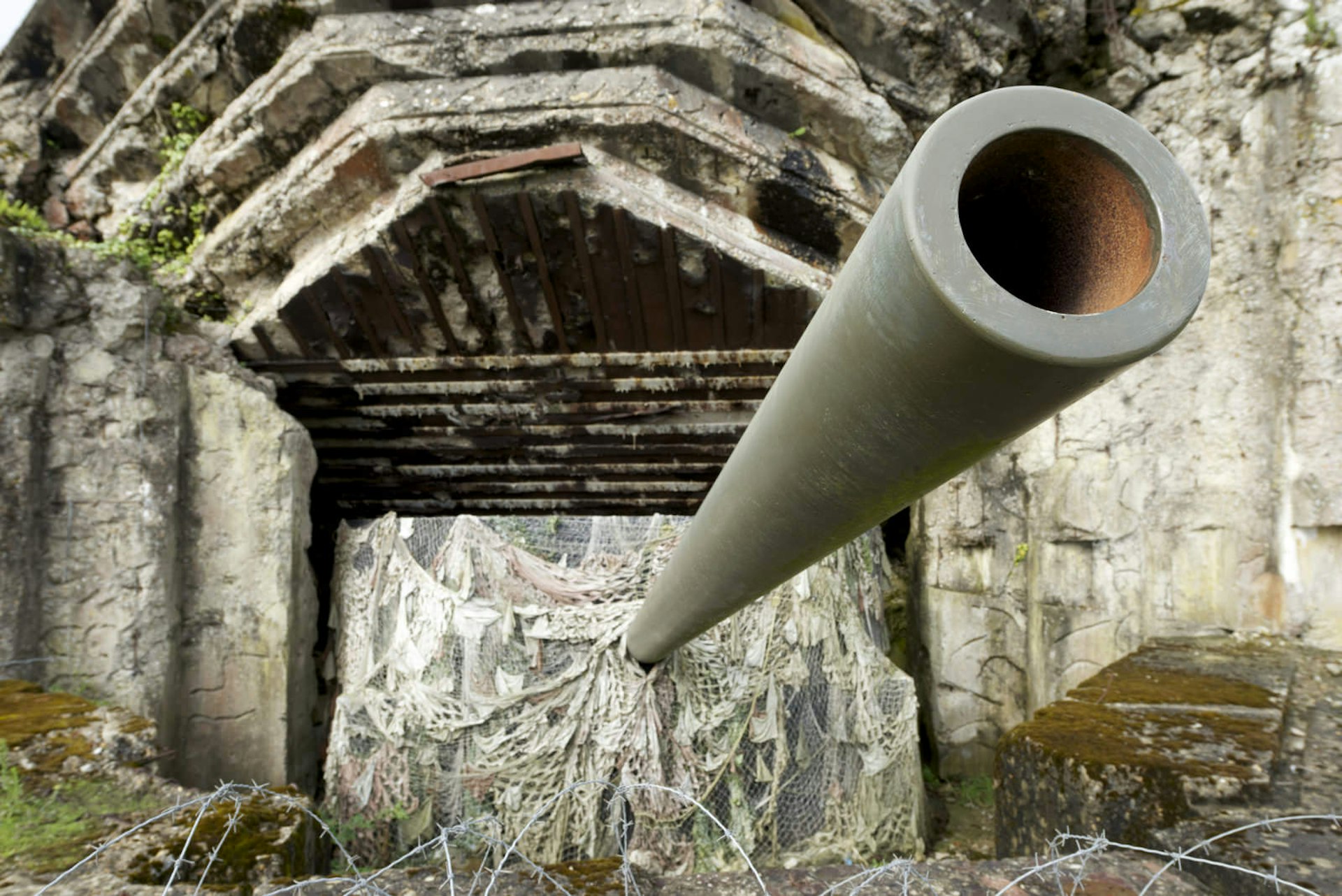 The Longues-sur-Mer Battery is a 150mm German artillery gun © pedrosala / Shutterstock
