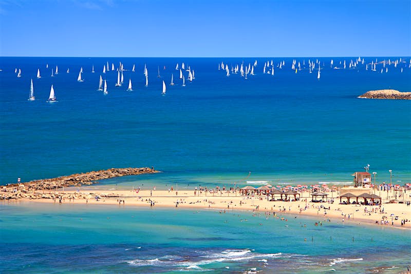 Vista panorâmica superior da praia de Tel Aviv e veleiros no Mediterrâneo © Protasov AN / Shutterstock