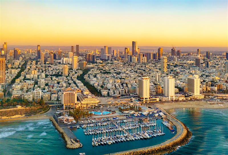 Vista aérea do pôr do sol na costa mediterrânea de Tel Aviv, Israel © Boris-B / Shutterstock
