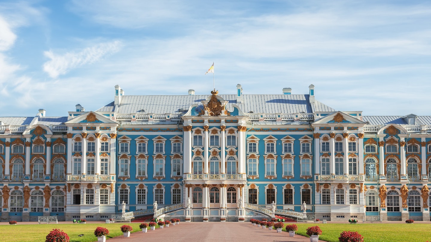 The opulent baroque-style summer palace of Catherine the Great in Pushkin (Tsarskoe Selo) © Anna Pakutina / Shutterstock