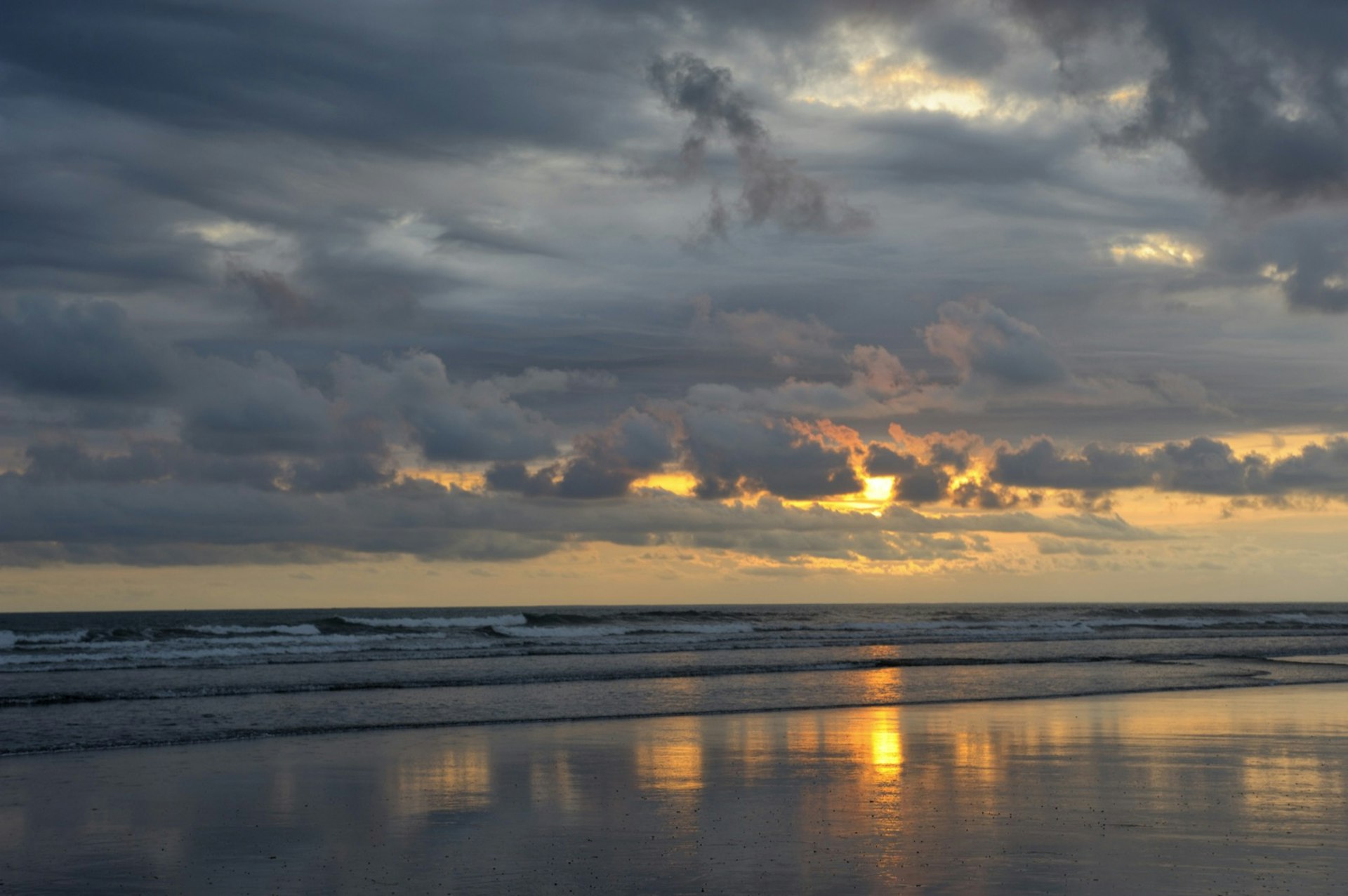 The sun sets on Jaco beach in Costa Rica © Wolfgang Kaehler/ Getty Images