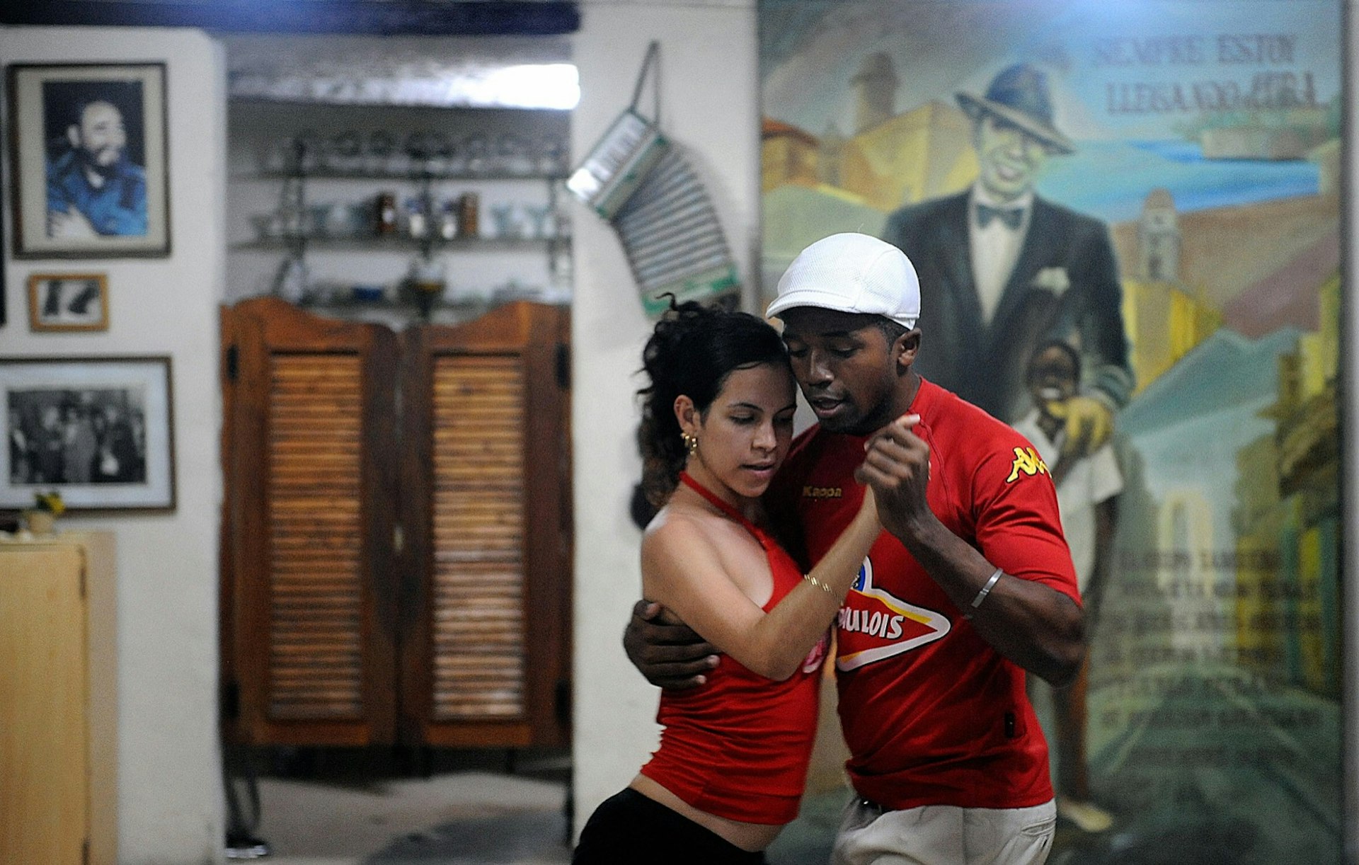  A couple practices some "tango-salsa" steps in the Casa del Tango (The House of Tango) in Havana © Rodrigo Arabgua/ Getty