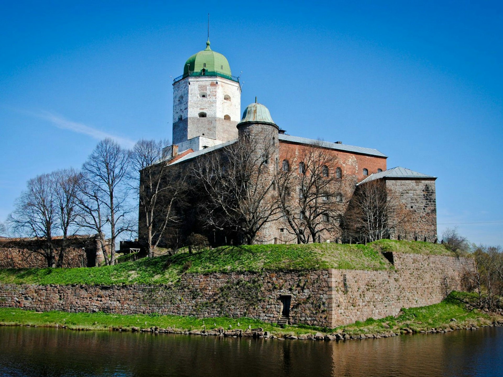 The medieval Vyborg Castle with whitewashed St Olaf's Tower, set on an islet in Vyborg Bay © Ksenia Elzes / Lonely Planet 