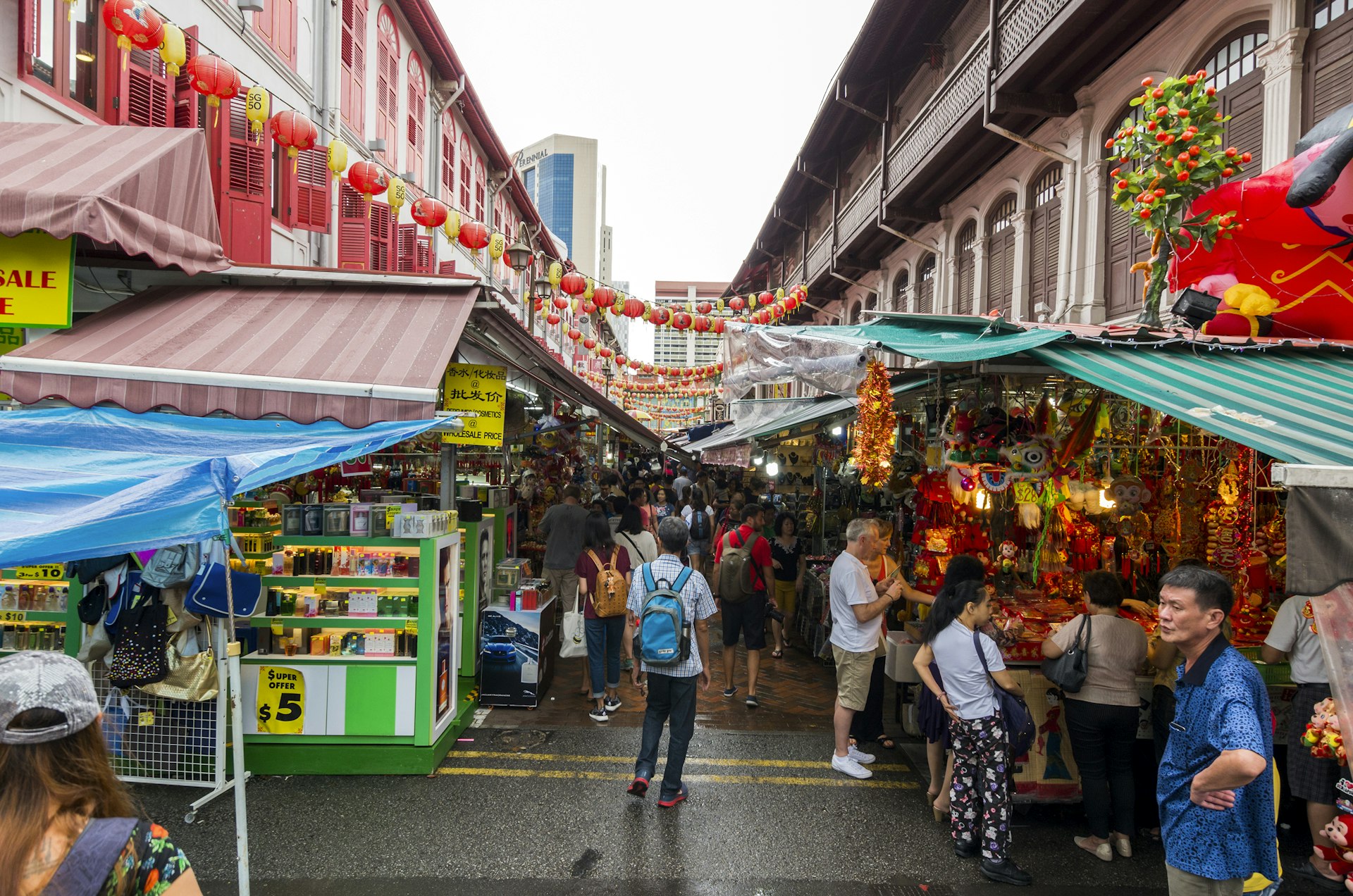 Features - Tourist in Singapore