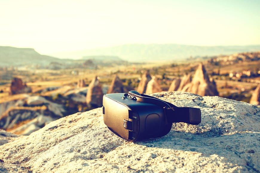 Ett virtual reality-headset i ett stenigt landskap